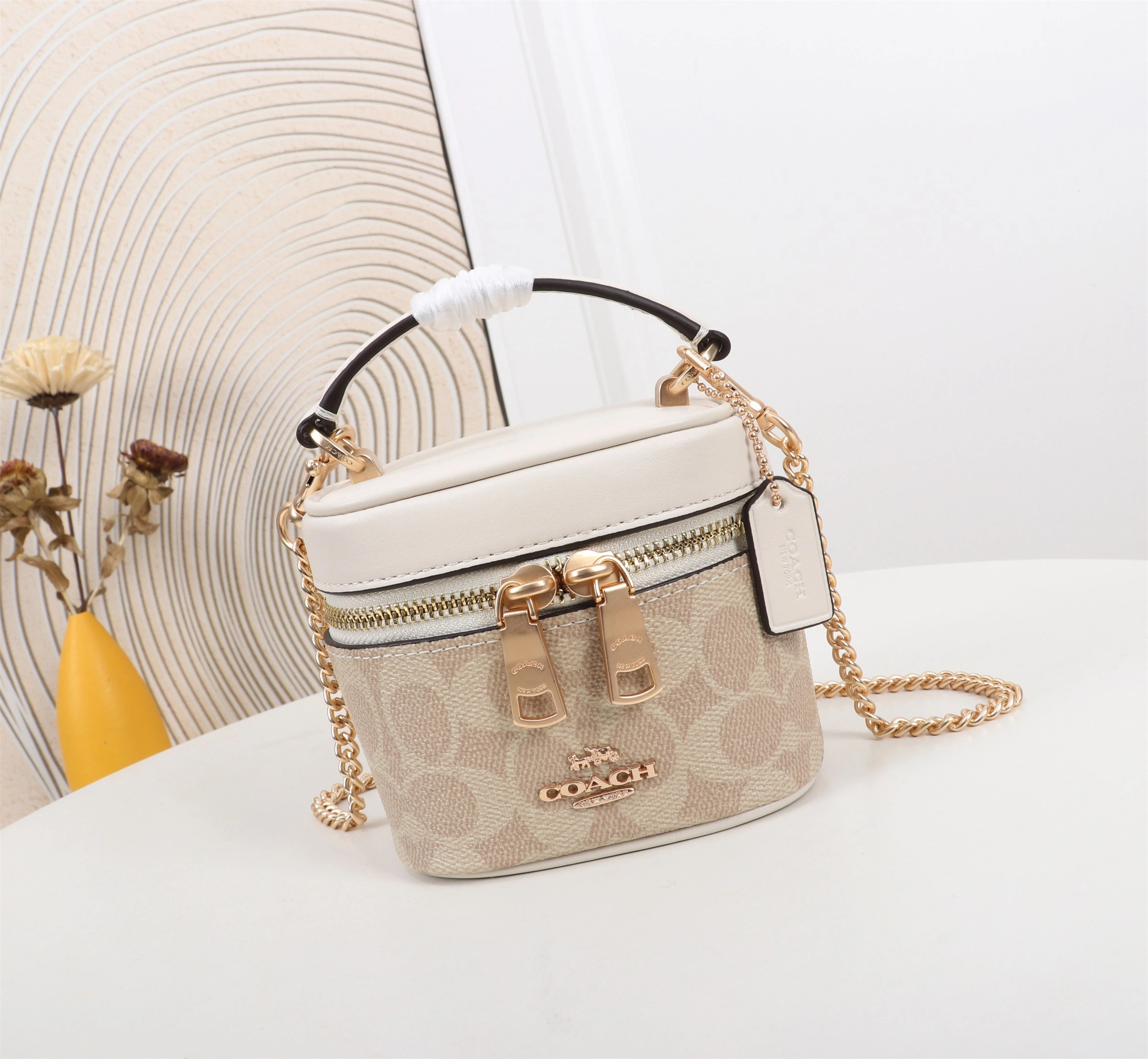 COACH コーチ「Ava Crossbody Bag」シリーズのミニボックスバッグ、サイズ:11.5×10×8.5cm 型番:CY732