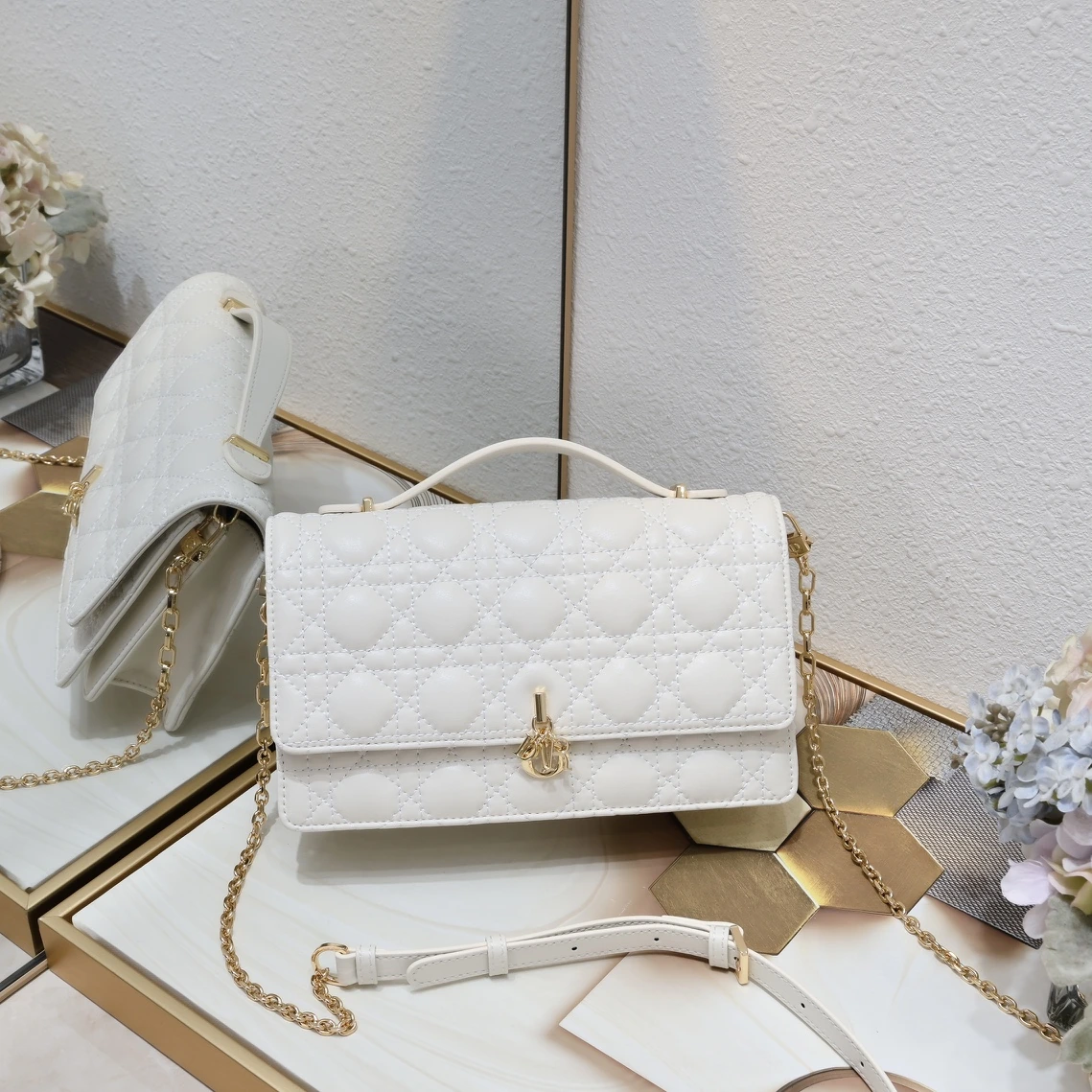 Dior ラージサイズ ブラック 在庫あり‼️ ブリックキャビネットの最新ミディアムサイズ パールチェーン クラッチバッグ。象徴的な籐柄チェック、クラシックなアルファベットのチャーム、ユニークなハンドルデザイン、柔らかなラムスキンを組み合わせ、エレガントかつファッショナブル。最大の見どころは絶妙なチェーンで、バッグ全体をより洗練された印象にしています。内側