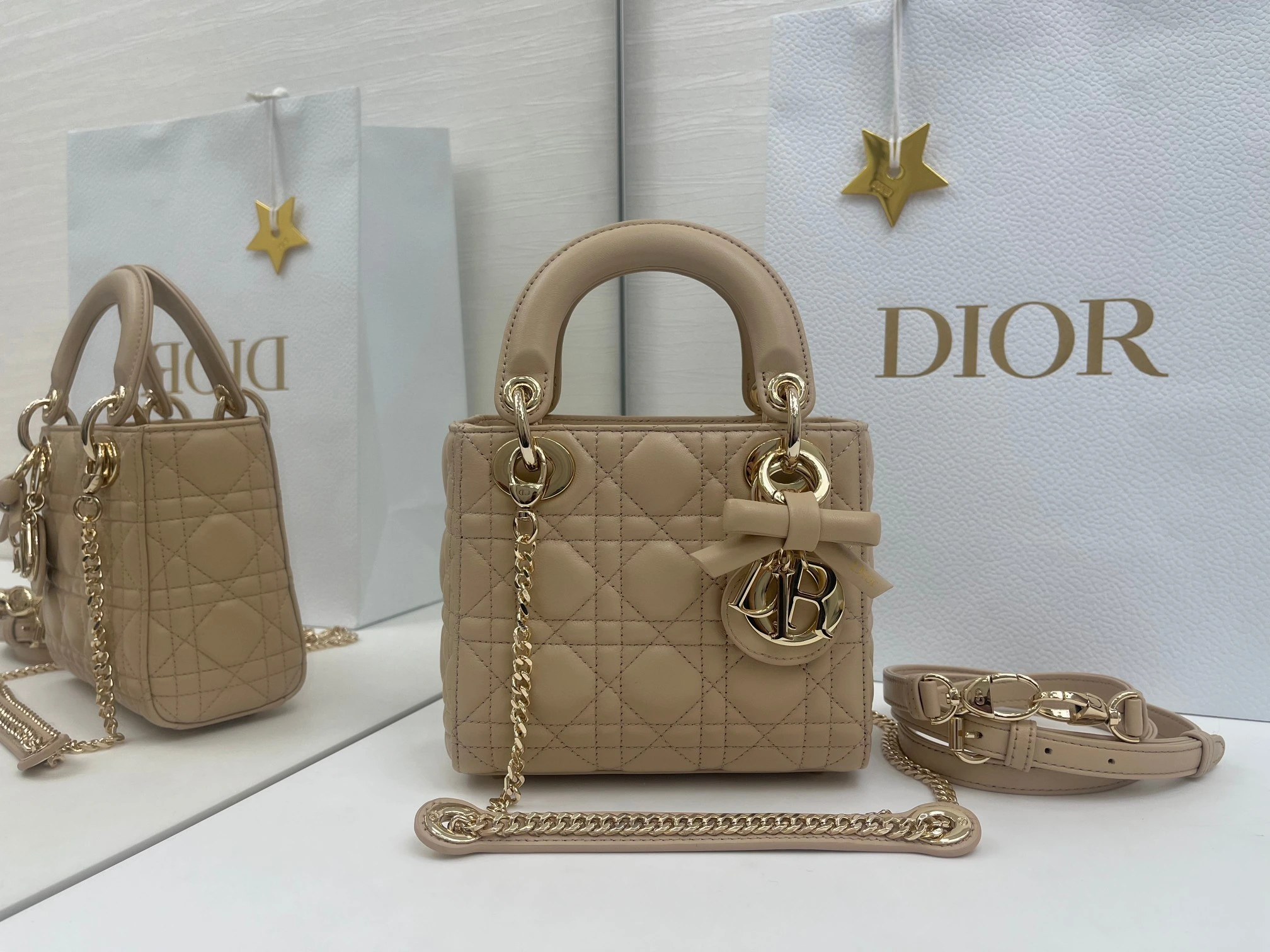 (アップグレード版 内側:羊の腱) バタフライ🦋フェスティバル❤️❤️Lady Dior 3つのコンパートメントを備えたブラックシープスキン製、シルバーの金具をあしらったクラシックなダイアナ・バッグは、Diorの優雅さと美しさに対する深い洞察を体現しています。丹精込めて製作され、ウィッカー柄のサテンステッチで目を引くキルティングディテールを施した、上品でクラ