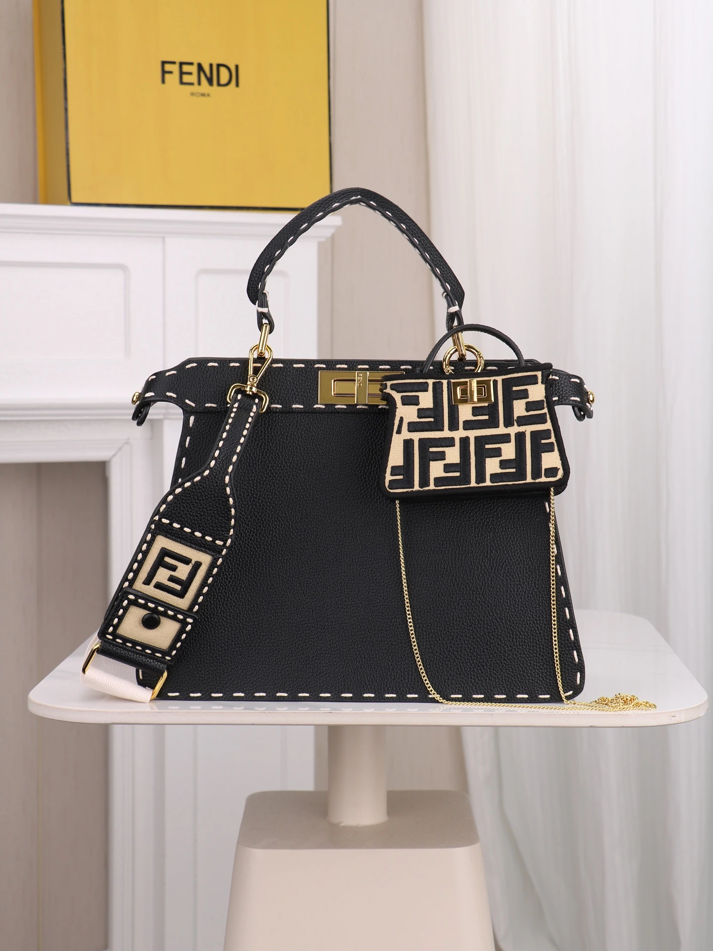 (モデル3310)—————NEW——— Fendi 象徴的な「Peekaboo ISeeU」ミディアムハンドバッグ。フルグレインレザー製で、太めのハンドステッチが施され、両サイドにはクラシックなツイストロックがあしらわれています。外側から同系色のフルグレインレザーの裏地が見え、2つのコンパートメントは硬質の仕切り板で区切られています。取り外し可能でカスタマ