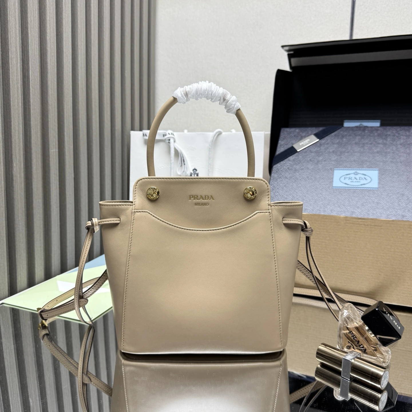 🎉新作Carryハンドバッグ🎉1BA496🎉🎉このハンドバッグは、スタイリッシュで洗練されたデザインにより、日常使いのあらゆる細部にダイナミックな美しさを取り入れています。広々としたこのバッグは輸入牛革で作られており、取り外し・長さ調節が可能なレザーショルダーストラップが付属しています。マグネット式の開閉機構は、独特なレトロなスタイルを醸し出しています。身に