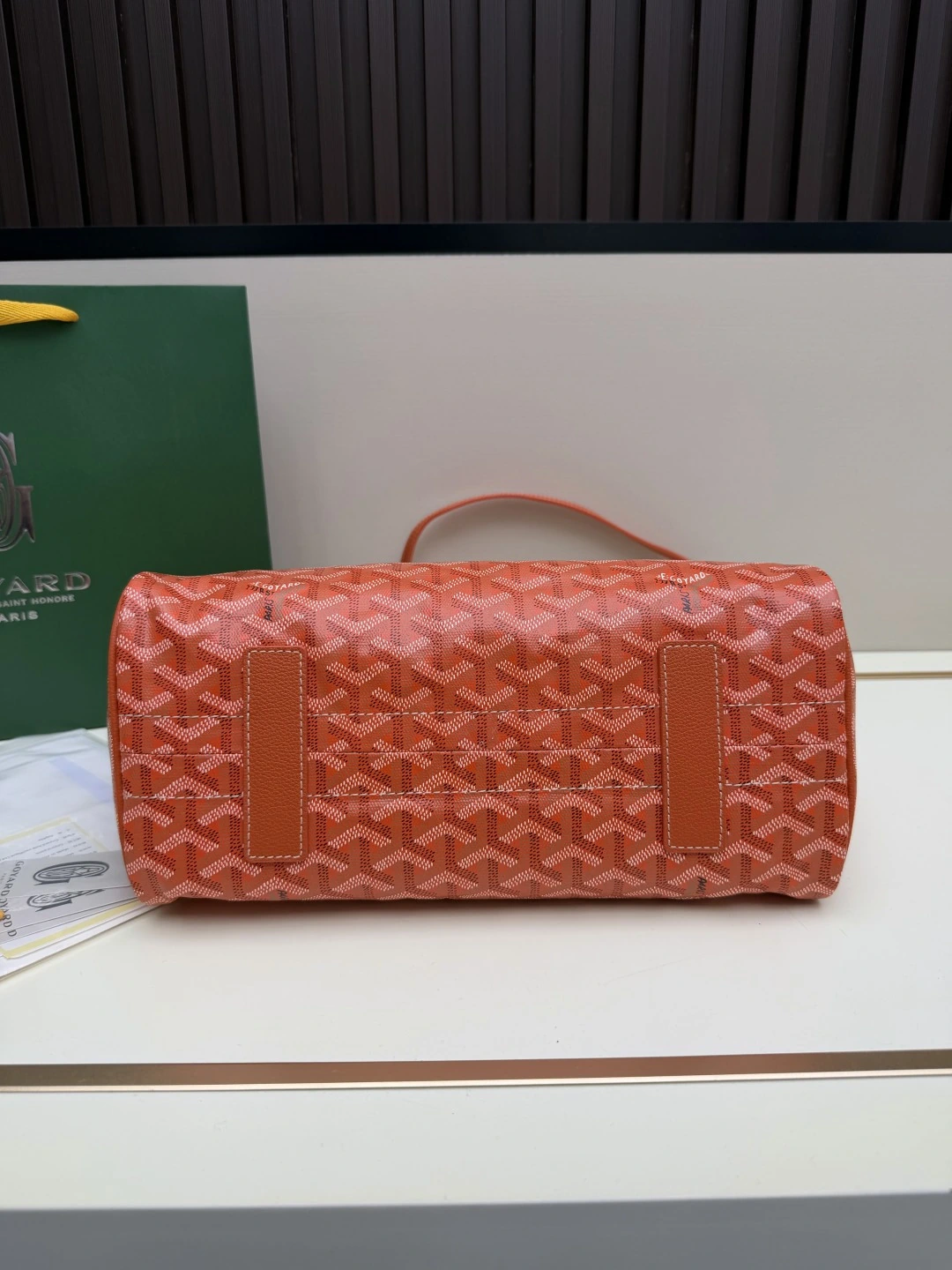 「Rouette bag(ルーエット・バッグ)」は、Goyar(ゴヤール)のモジュラーコンセプトを体現したバッグです。固定式のスライドショルダーストラップ、折りたたみ式のサイドパネル、マグネット式のレザーフラップを採用することで、22通りの異なる持ち方を可能にしています。そのため、あらゆるスタイルやニーズに応え、いつでも自由にスタイリングを変えることができま
