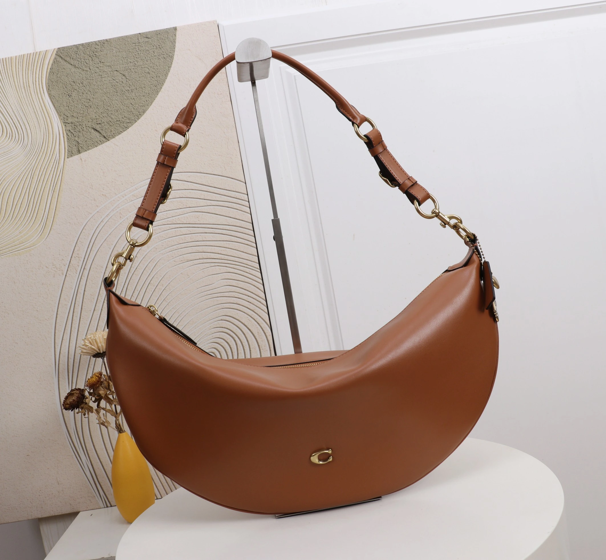 Coach コウチ ショルダーバッグ(三日月型) サイズ:48×25.5×3.5cm 型番:CEN34
