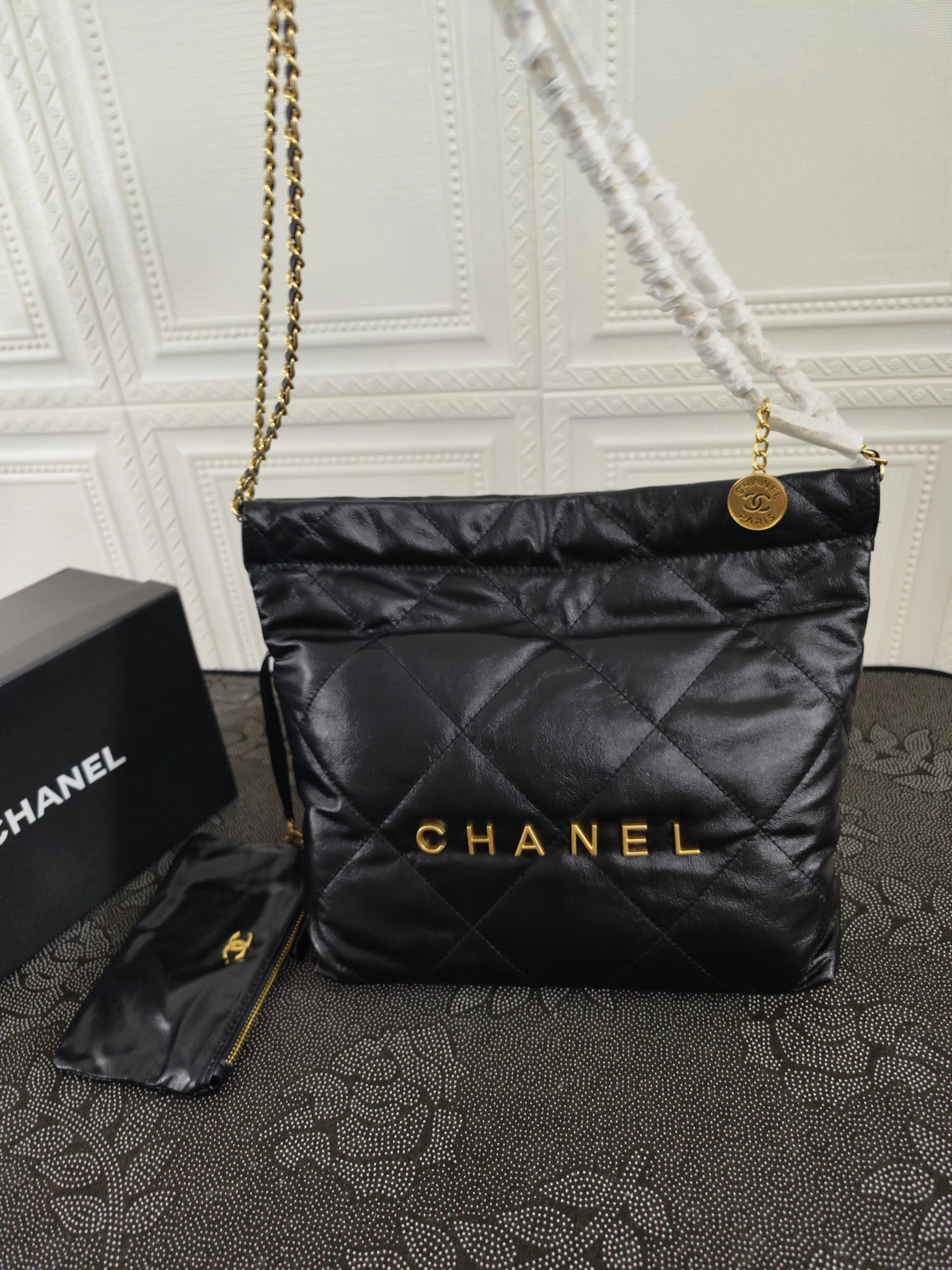 /220..CHANEL🔥!🔥!🔥!公式サイトの正規品がついに登場:モデル207-1 Mサイズ:39X42X8Cm 207-1:Sサイズ:35X37X7Cm:2022年春の新作在庫あり:牛革シリーズ。仔牛革の美しい光沢と、滑らかで繊細な肌触りが心地よい。カジュアルなドローストリング付きボディバッグで、大容量かつスタイリッシュでどんなスタイルにも合わせやすい