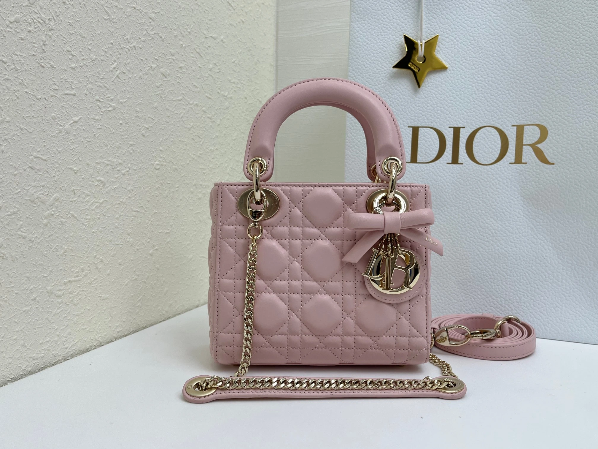 (アップグレード版 内側:羊の腱) バタフライ🦋フェスティバル❤️❤️Lady Dior 3つのコンパートメントを備えたブラックシープスキン製、シルバーの金具をあしらったクラシックなダイアナ・バッグは、Diorの優雅さと美しさに対する深い洞察を体現しています。丹精込めて製作され、ウィッカー柄のサテンステッチで目を引くキルティングディテールを施した、上品でクラ