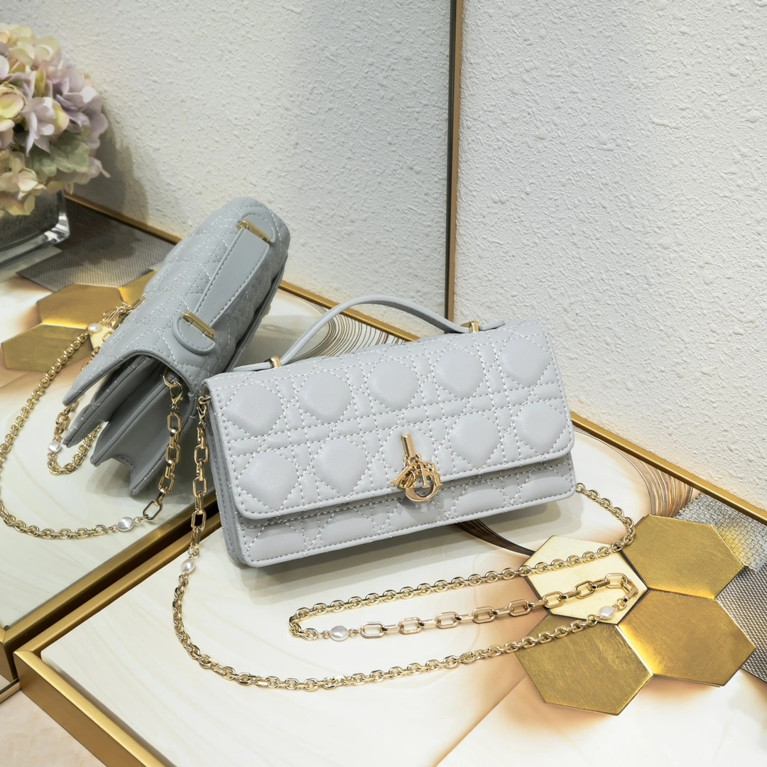 Sサイズ モデル番号:CD-2023 シープスキン レディ Dior パールクラッチバッグ ❤️❤️ 専用ボックス付き このクラッチバッグは今シーズンの新作で、上部にハンドルが付いており、エレガントで実用的。Lady Dior シリーズのラインナップをさらに充実させます。ラッカー仕上げのレザーを丁寧に仕立て、ウィローパターンをあしらい、フラップデザインにD