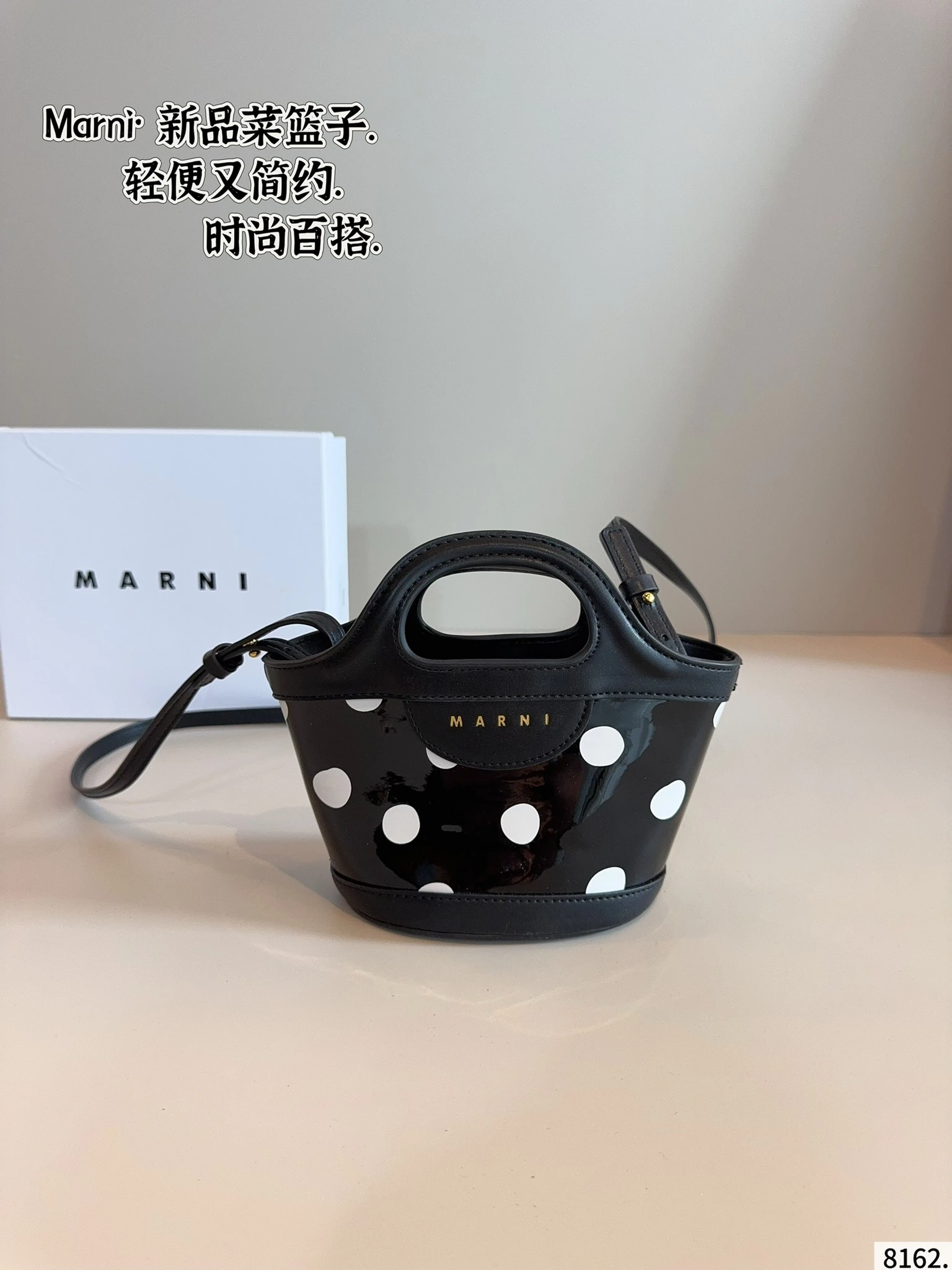 ギフトボックス付き🎁. MARNI 春夏新作刺繍LOGOラフィ草編み 野菜かご 陽気なラフィ草バッグの季節がやってきました。もうすぐ夏至です。ここでこの陽気なラフィ草バッグをおすすめします。爽やかでアーティスティックなデザインで、あなたを甘くも美しく演出してくれます。 デザインも実用的で、収納力も抜群です。 同じシリーズのアイテムです。夏にラフィ草編みバッグ