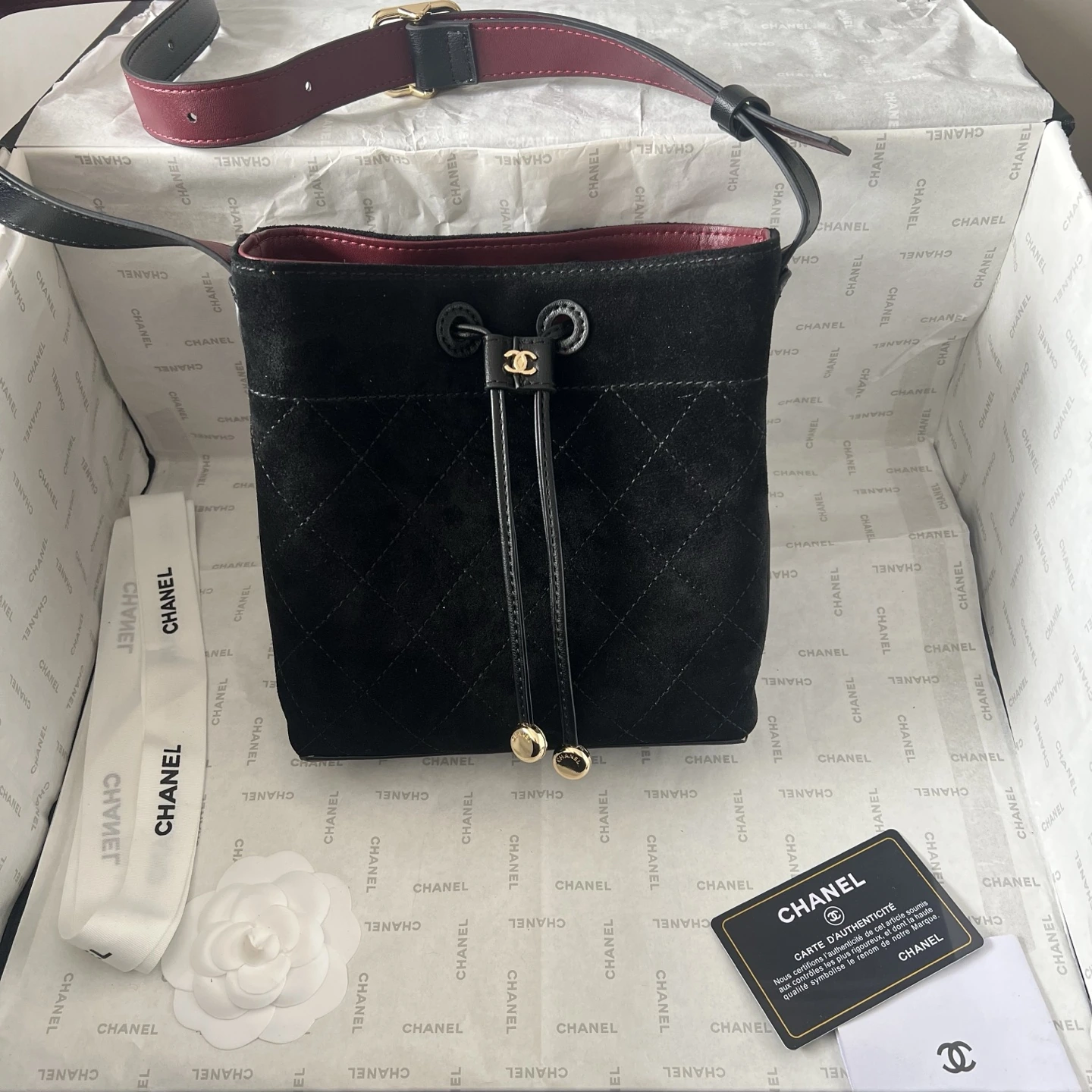 👑CHANEL26B新作バケットバッグのブラック&ゴールドがまたしても感動を呼んでいます!26Bシリーズはゆったりとしたシルエットで、~トップグレインのマットレザーは手触りが抜群で、柔らかな霧のような質感があり、バケット型のボディは型崩れしにくい!ショルダーストラップは自由に長さ調節が可能~バッグの側面に立体的なダブルCが施され、ブランドのアイデンティティを