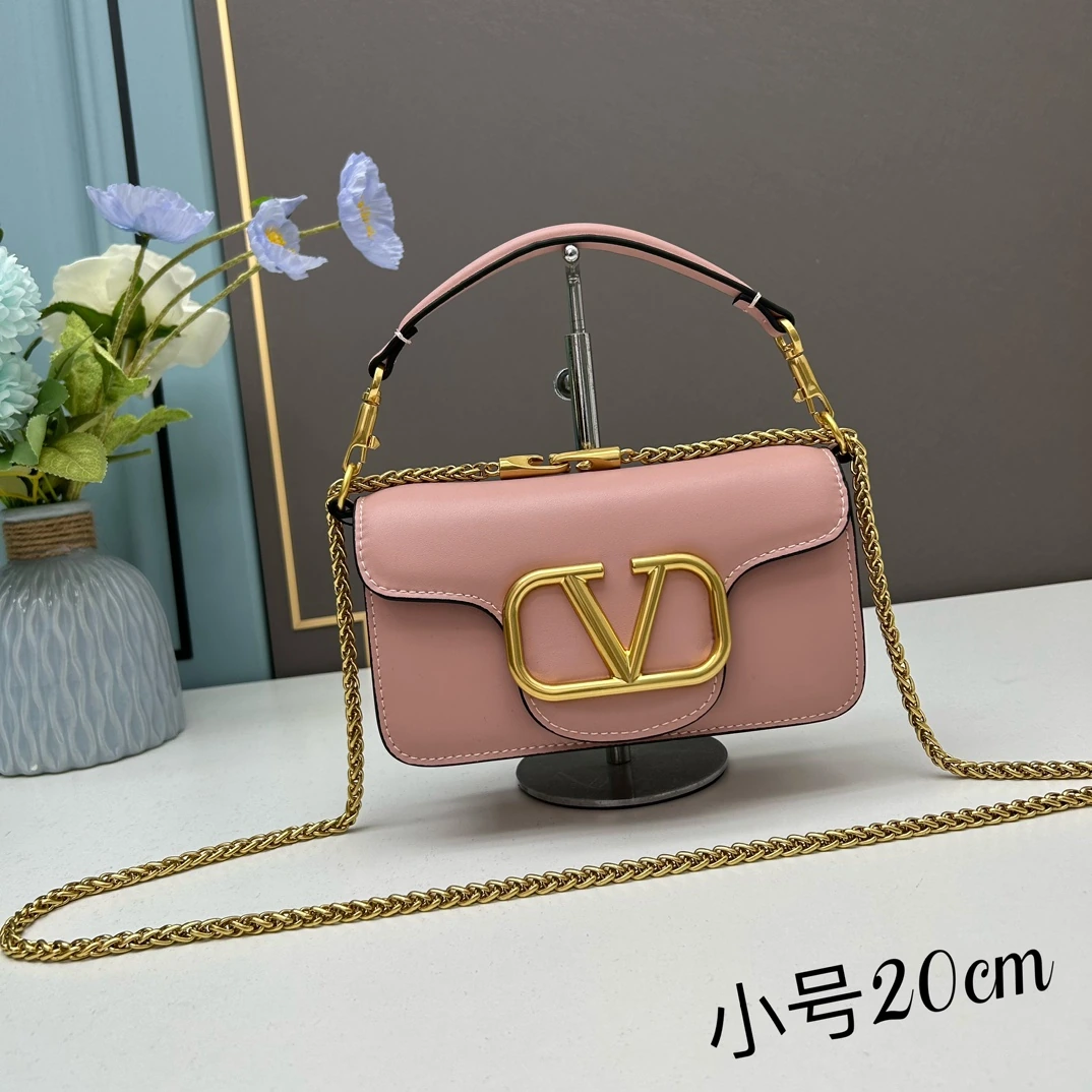 小サイズ ロット19210【520厳選】VALENTINO 華家 レディースMINILOCO カーフスキン新作。メタルチェーンと上質なレザーが織りなすユニークなダブルハンドル。ハンドルを外せばクラッチバッグとしても使用可能。多彩なスタイリングが楽しめる、実用性とファッション性を兼ね備えたアイテム。 Garavani Stud Sign ソフトレザーショルダー