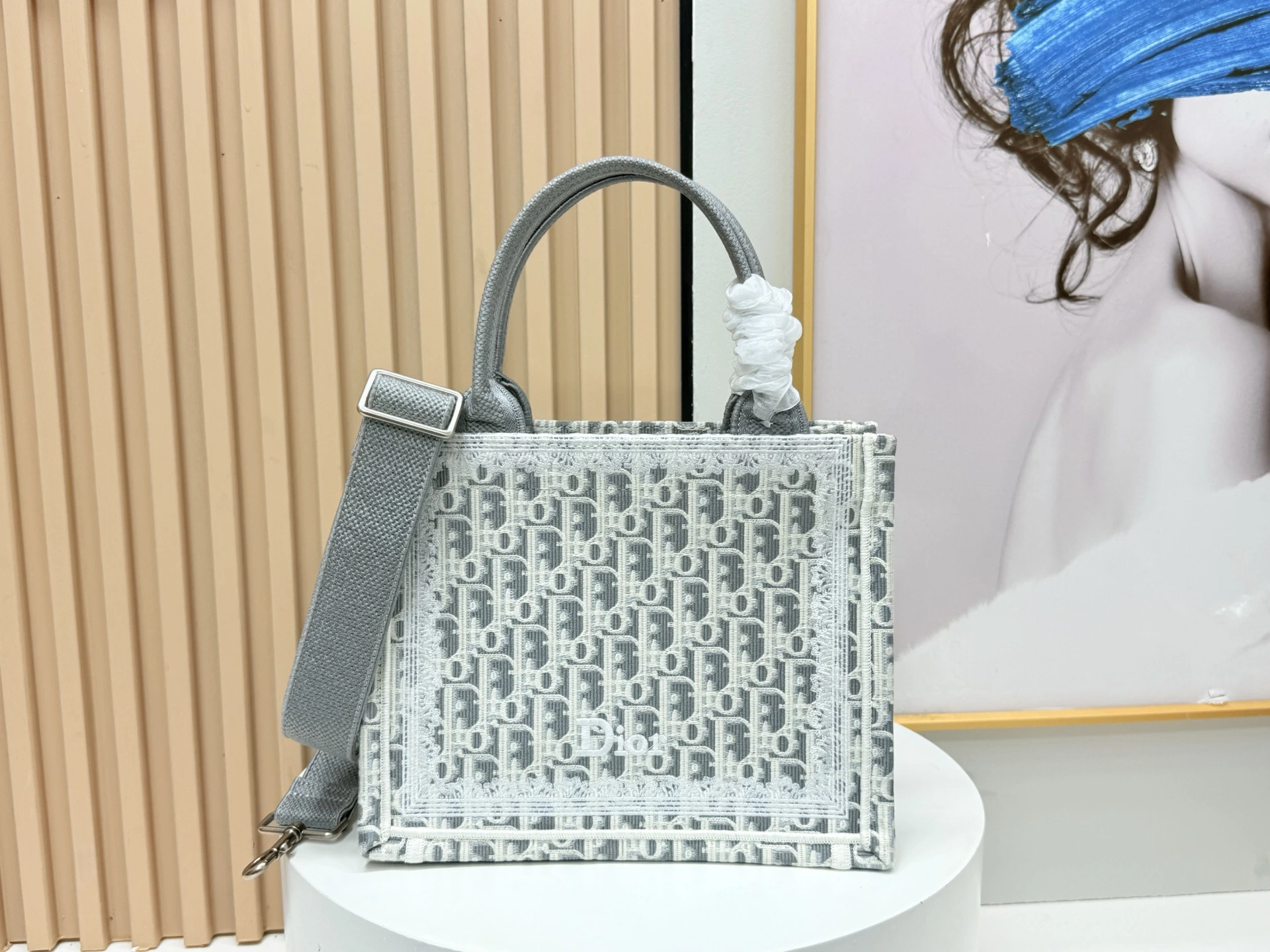 ディオールJWA、初コレクションのバッグのディテール!クラシックなバッグに吹き込まれたモダンな息吹。ジョナサン・アンダーソンが就任後初めて手掛けたディオールDiorメンズコレクションのランウェイでは、彼の個性が際立つシルエットやスタイリングに加え、一新されたバッグのデザインも、ショーで注目を集める重要な要素となりました。 クラシックな「ブック・トート」の新た