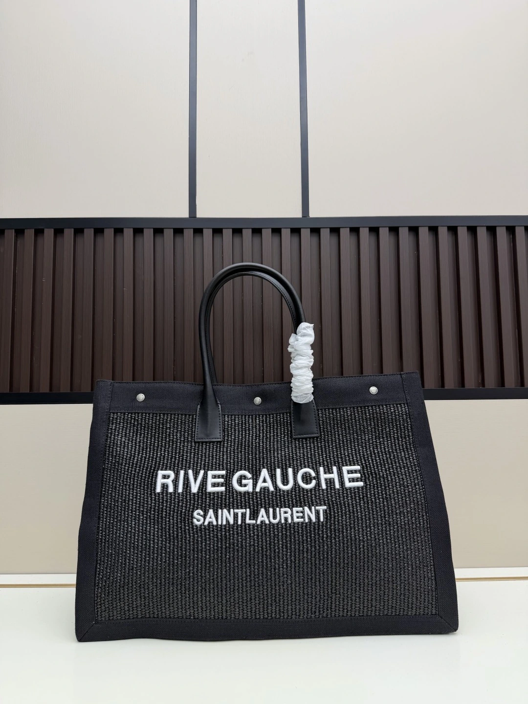 番 夏限定 編み込みデザイン🎵 _Rive Gauche トートバッグ、リヴ・ゴーシュ トートバッグ🛍️、細部に至るまで完璧を追求しました！zpに型取りを依頼して特注しました。正直なところ、これは私が今まで出会った中で最も製作が難しいトートバッグでした。素材の組み合わせが極めて複雑で、何度も試行錯誤を重ねてようやくzpと全く同じ手触りを実現しました。旅行や出