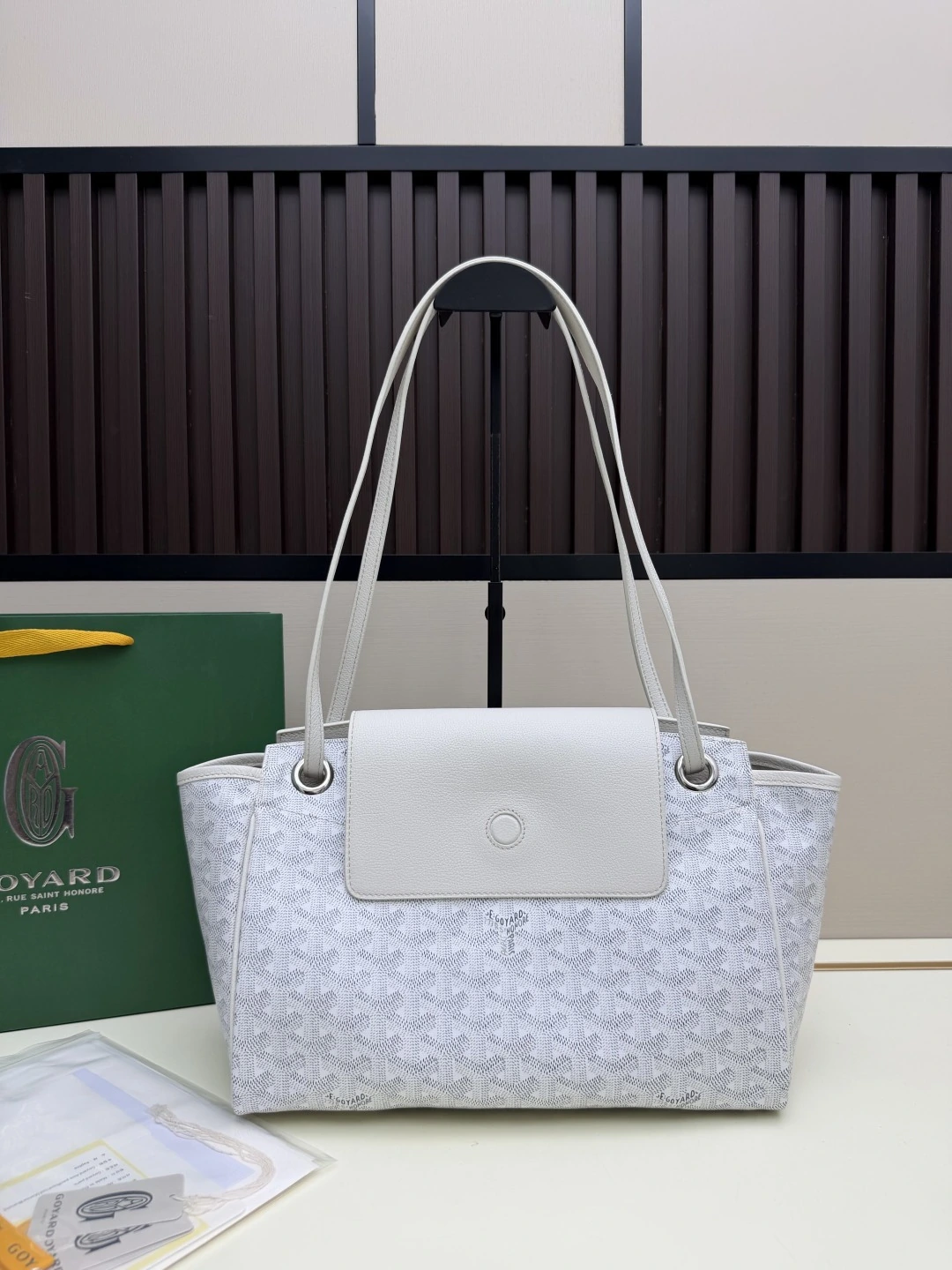 「Rouette bag（ルーエット・バッグ）」は、Goyar（ゴヤール）のモジュラーコンセプトを体現したバッグです。固定式のスライドショルダーストラップ、折りたたみ式のサイドパネル、マグネット式のレザーフラップを採用することで、22通りの異なる持ち方を可能にしています。そのため、あらゆるスタイルやニーズに応え、いつでも自由にスタイリングを変えることができま