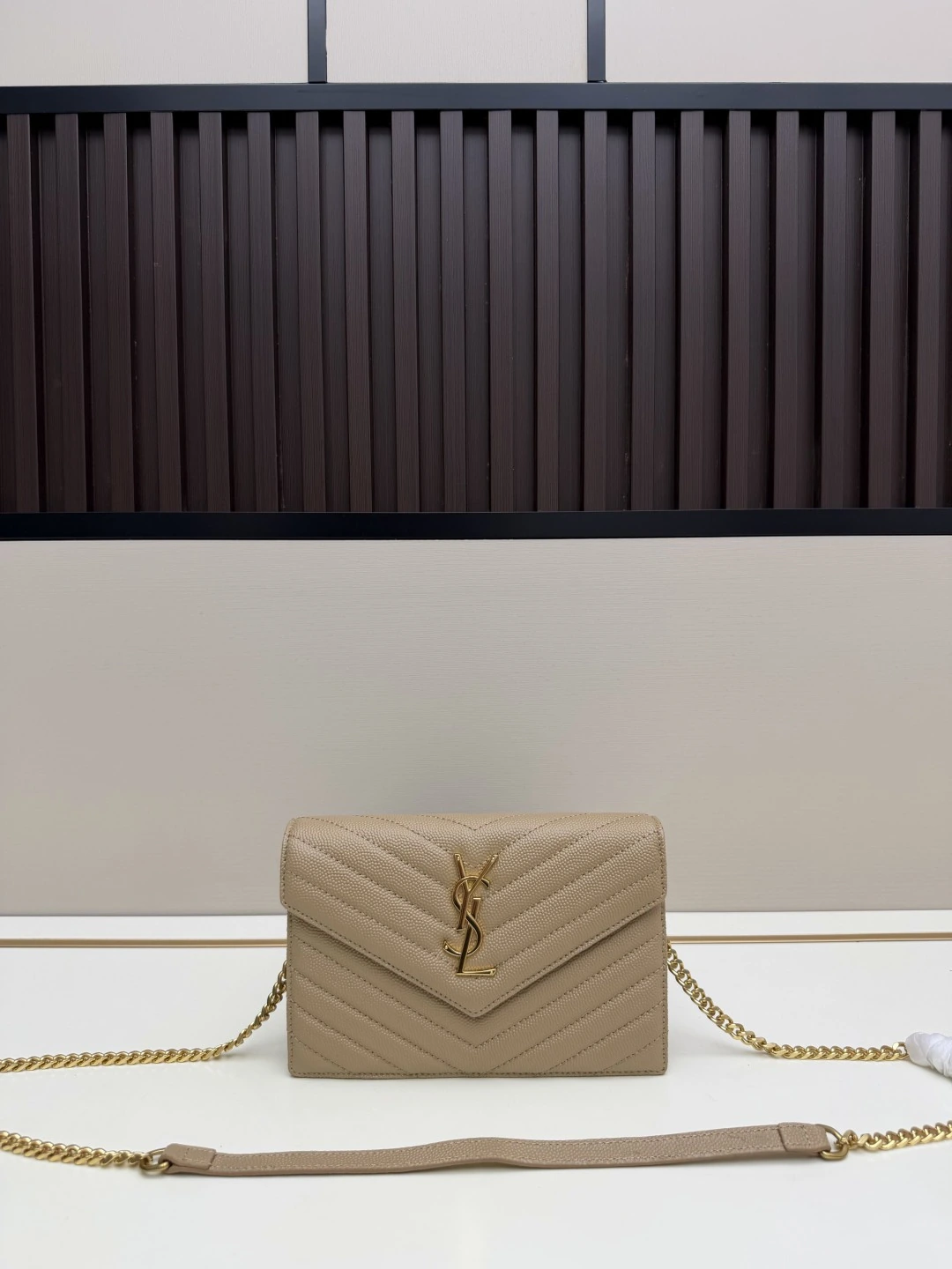 YSL イヴ・サンローランから大ヒットアイテムが登場👉 言うまでもなく(Saint Laurent)💗 チェーンバッグはファッション界で今、とてつもなく人気です。この老舗のフランス高級ブランドは並外れた魅力を持ち、LOOK 見どころが尽きません💫! 素材は輸入カーフスキン🐂、イタリア特注のロゴ刻印入り金具🔱、細部に至るまでZPの基準を忠実に再現!セレブ御用達