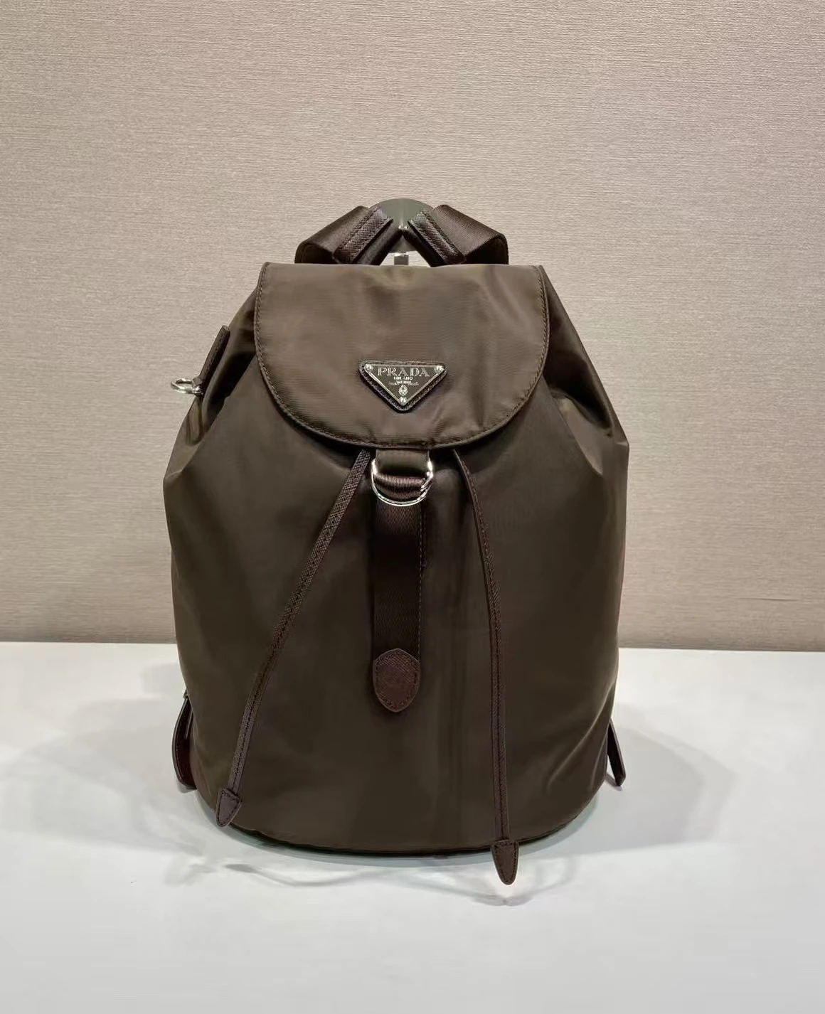 🎉新商品🎉1BZ0197 リュックサック🎉🎉 このリュックサックは、輸入ナイロン生地とクロスグレインの牛革を使用しています。ハンドルが付いていない唯一無二のリュックサックで、非常にユニークでカジュアルな雰囲気があり、収納力にも優れています。背負った時の着け心地は軽やかでスタイリッシュ、しかも実用的。いつの時代も色あせない定番アイテムです🎉🎉皆さん、ぜひお早め