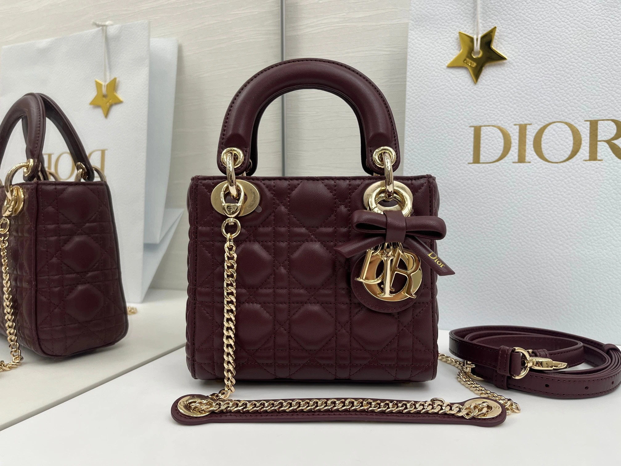 (アップグレード版 内側:羊の腱) バタフライ🦋フェスティバル❤️❤️Lady Dior 3つのコンパートメントを備えたブラックシープスキン製、シルバーの金具が特徴のクラシックなダイアナ・バッグは、Diorの優雅さと美しさに対する深い洞察を体現しています。丹精込めて製作され、ウィッカー柄のサテンステッチで目を引くキルティングディテールを施した、上品でクラシッ