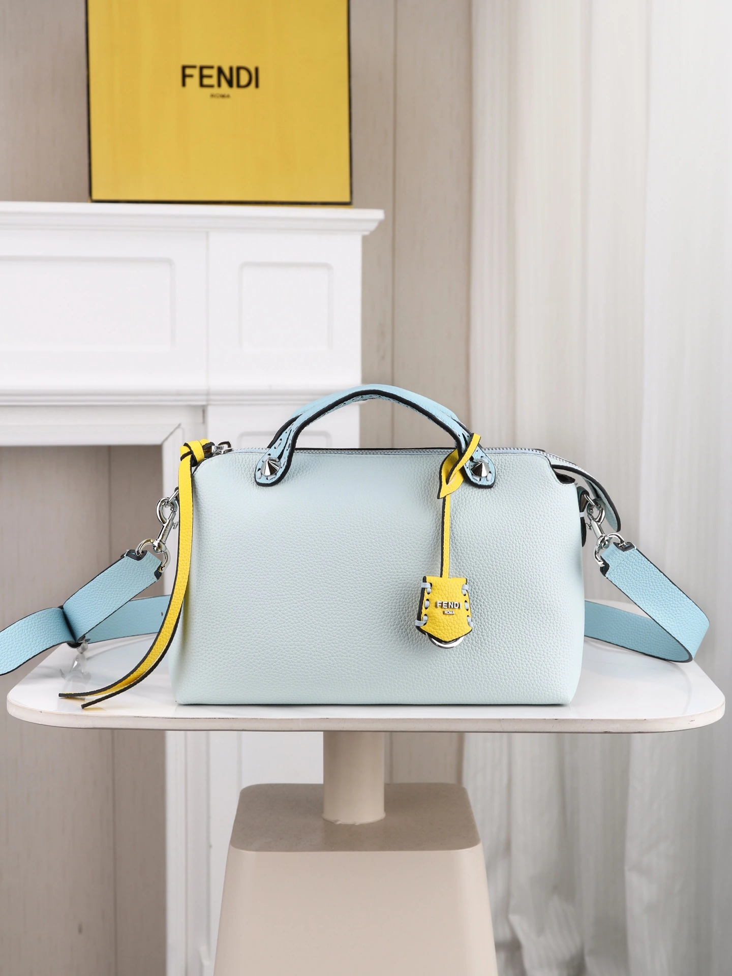 モデル番号1119 FENDI^ 新品のボストンバッグ~ クラシックなモノグラム柄の生地とカーフレザーを組み合わせ、ダブルハンドルとチャーム付き。長さ調節・取り外し可能なショルダーストラップ、上部ファスナー開閉式。ファスナー付き仕切りにより、内部は2つのコンパートメントと2つのポケットに分かれています。 商品番号: サイズ:28/12/18cm88f