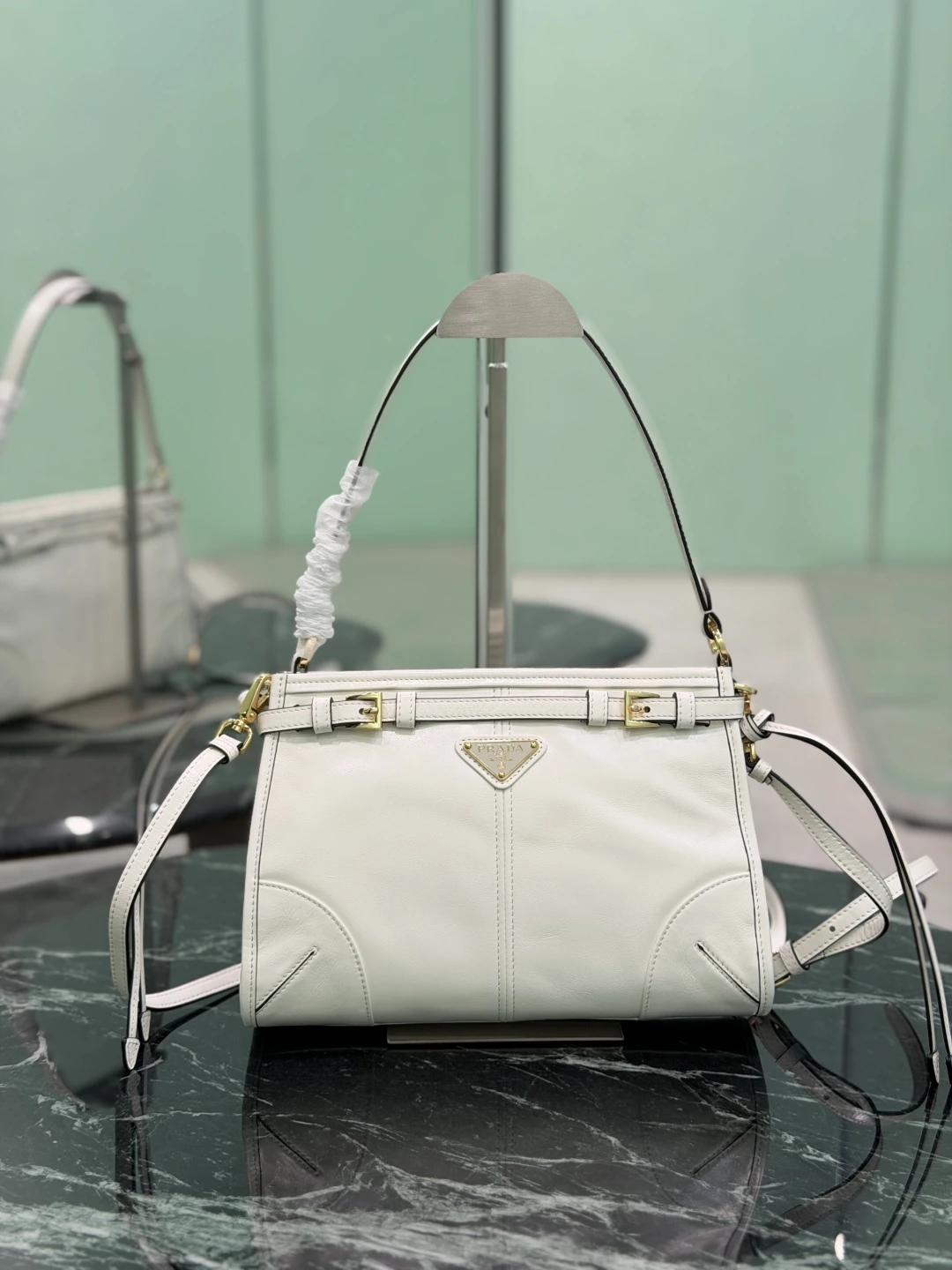 🌟Bonnie オイルワックスレザー(Sサイズ) 大人気のBonnieハンドバッグシリーズに新登場。レトロなオイルワックスレザーにゴールドの金具、象徴的な三角ロゴをあしらい、長いショルダーストラップ付き。手持ち、片肩掛け、クロスボディと様々な持ち方が可能で、おしゃれ度が一気にアップ。カジュアルでシンプル、かつ洗練された実用的なデザイン。実際に持ってみると、ク