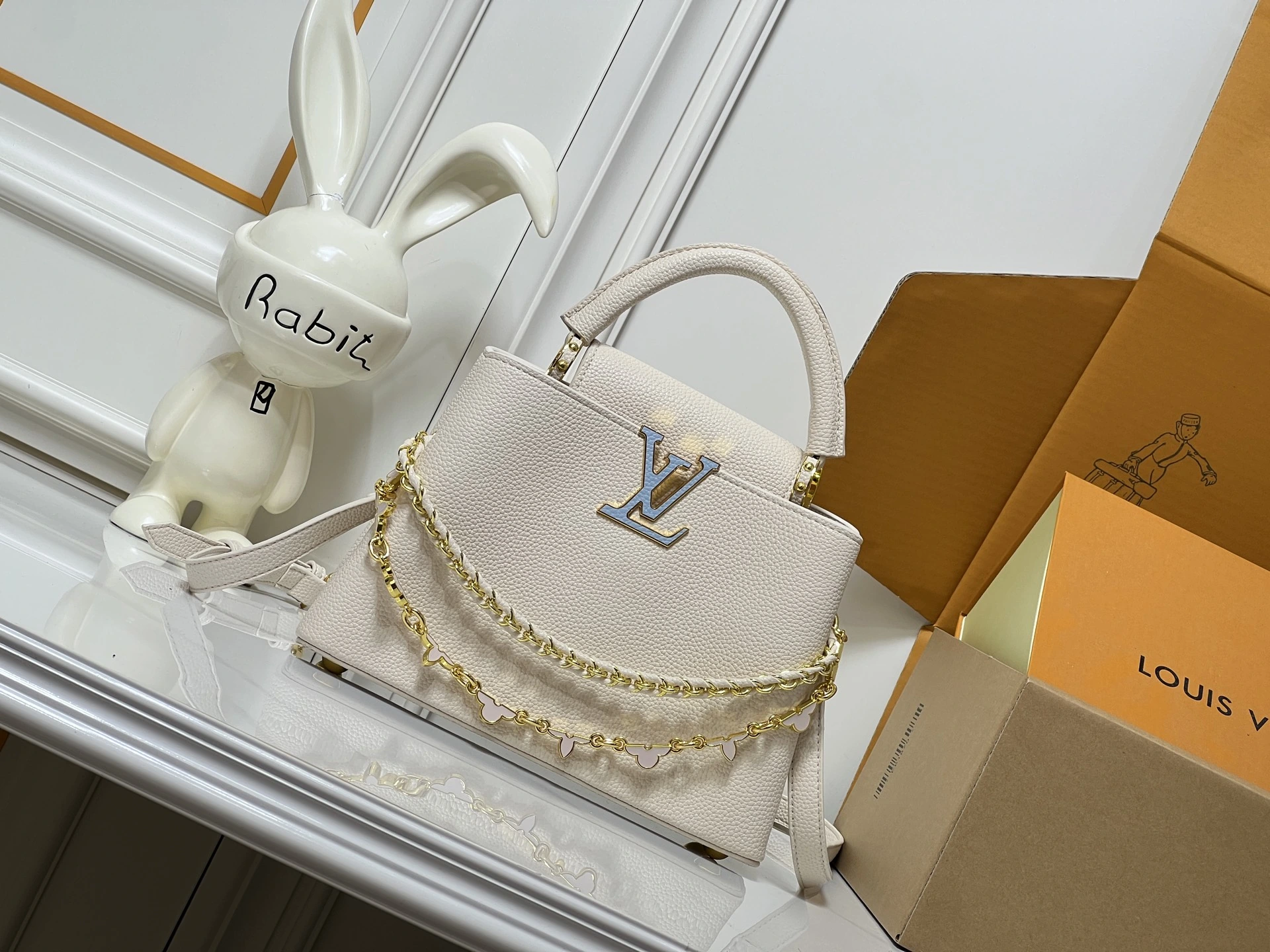ロット番号19260💰 M26330 この LV 「ミラージュ」バージョンのカプシーヌ・ナノ・ハンドバッグは、「エクセプショナルズ」コレクションに属し、サテン調のタウリヨン牛革を使用しており、ディナーパーティーに最適な一品です。モノグラム・フラワーがラインストーンのような煌めきを放ち、メタル製の LV イニシャルがさらに華やかさを添えています。内側にはポケッ