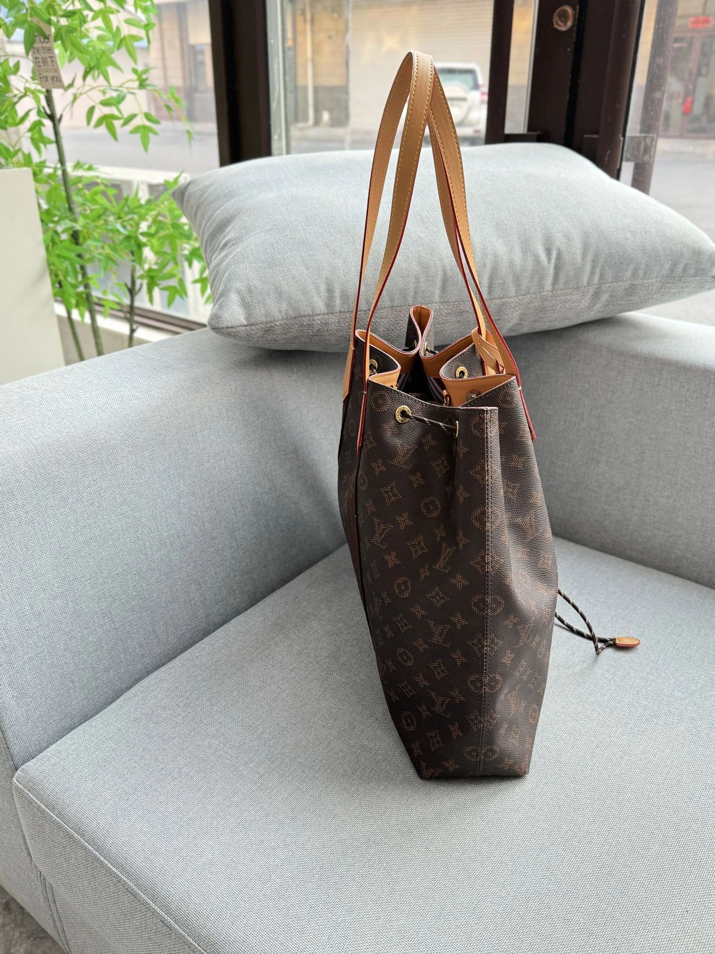 サイズ:44×37 LV Marnia キャンバス ホーボー トートバッグ ショッピングバッグ ハンドバッグ 実はホワイトデニムはトートバッグに分類されますが、片肩にかけるスタイルが大型のホーボーバッグによく似ています。特にこの種のバッグは、内側のデザインが見えやすいのが特徴で、そのため、このホワイトデニムに英国風の赤と青のストライプ柄+mini LV ロゴ