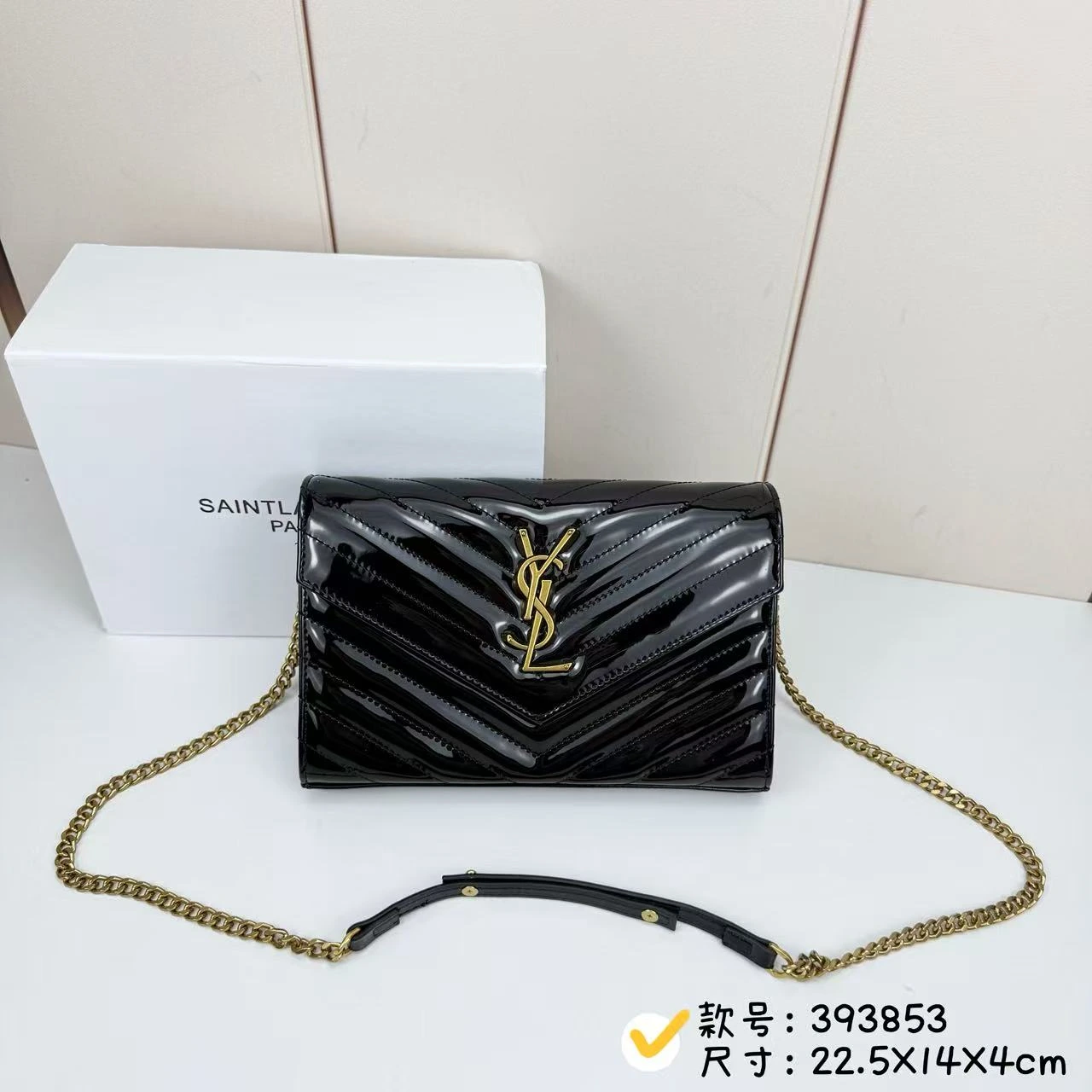 ✨.ラッカー仕上げのエンベロープバッグ「Woc」は、上品でレトロな雰囲気。ラッカー仕上げの牛革、シンプルなフラップデザイン。エンベロープバッグのスタイルはシンプルでありながら、デザイン性も兼ね備えています🎉 コンパクトなサイズながら大容量。カードスロット10個、紙幣用仕切り2つ、中央仕切り2つ、ファスナー付き内ポケット1つで、収納力抜群! コンパクトな見た目