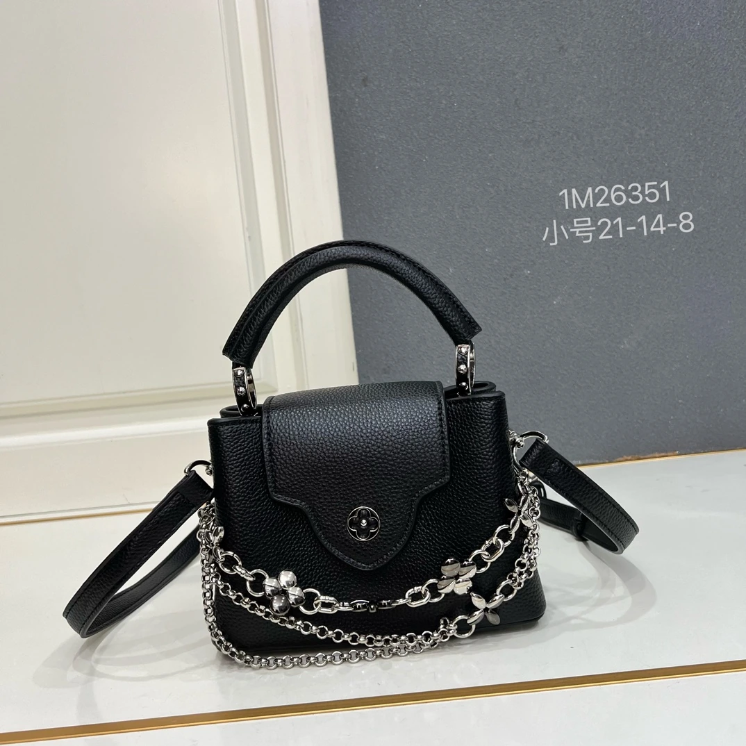スモールサイズ 1M26351。このモダンな「カプシーヌ」ミニは、時代を超えた魅力を持つタウリヨンレザーを使用し、ジュエリーからインスピレーションを得た「インフィニティ」チェーンをあしらっています。バッグには、象徴的なモノグラムの花柄と、サンレイ加工が施されたLVイニシャルロゴを含む2つの亜鉛メッキの金具があしらわれ、日時計のような光と影の効果を生み出してい