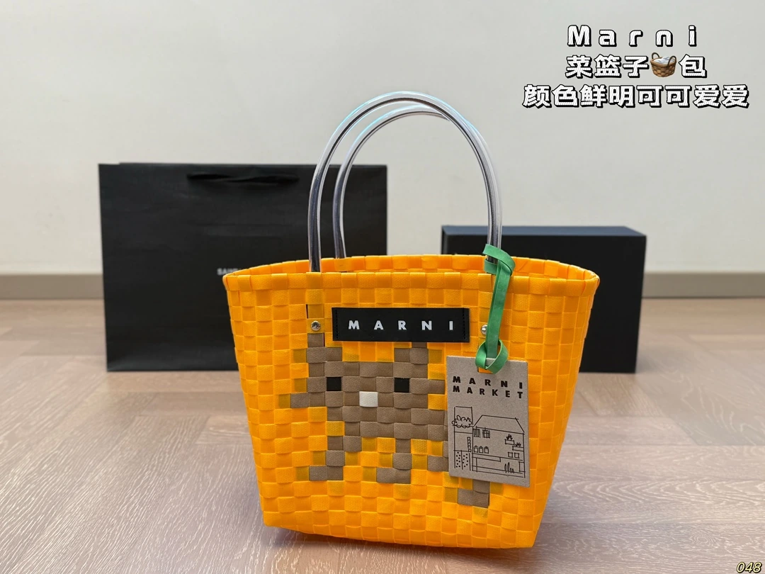 4️⃣色 マルニ(Marni)のショッピングバスケット🧺 これを身につけるだけで、おしゃれ度が瞬時に数段アップ! 鮮やかな色合いがキュートで可愛らしい。サイズ:23、22