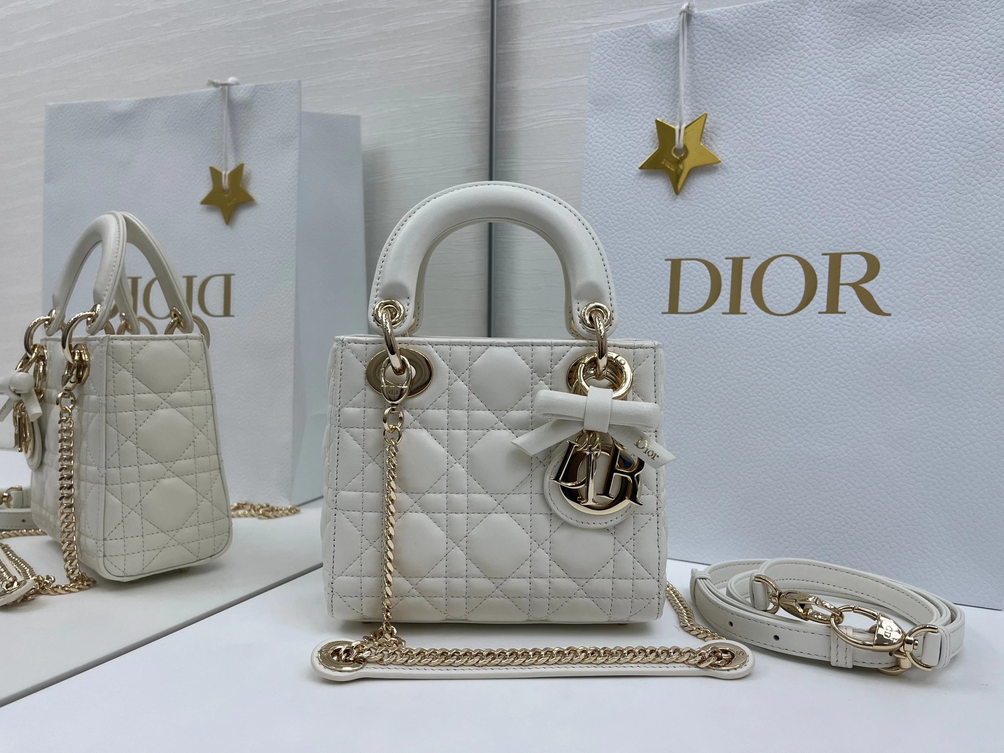 (アップグレード版 内側:羊の腱) バタフライ🦋フェスティバル❤️❤️Lady Dior 3つのコンパートメントを備えたブラックシープスキン製、シルバーの金具をあしらったクラシックなダイアナ・バッグは、Diorの優雅さと美しさに対する深い洞察を体現しています。丹精込めて製作され、ウィッカー柄のサテンステッチで目を引くキルティングディテールを施し、エレガントで
