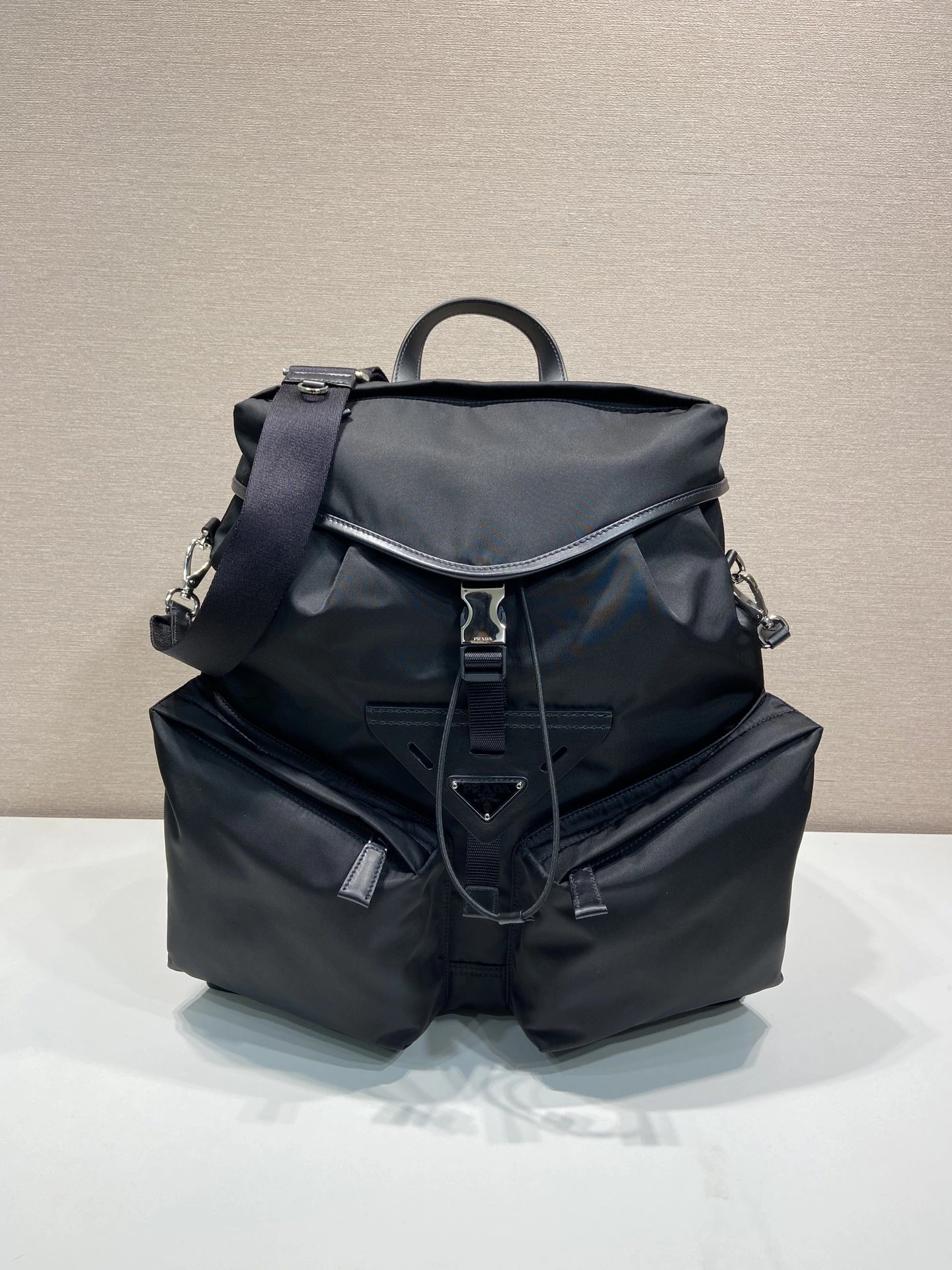 🎉新作ランウェイモデル🎉2VZ108 ショルダーバッグ/ショルダーバッグ🎉🎉 このランウェイモデルのショルダーバッグは、輸入ナイロン生地、カーフスキン、金属金具を採用しており、前面にはスナップボタン/フラップ、2つのポケットを備え、取り外し可能なナイロンショルダーストラップが付属しています。背面は両肩掛けやスーツケースへの取り付けも可能で、仕切りが多く、収納