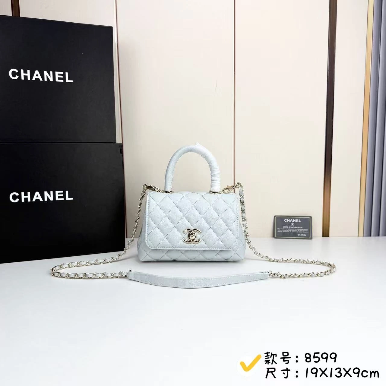 シャネル 24K ココハンドルシリーズ🎉 スモールサイズは、手持ち、持ち歩き、クロスボディのどれでも使い勝手が抜群です😚 容量もほどよく、実用的で、私のように外出時に持ち物が少ない女性には本当にぴったりです!👌 ココハンドルもシャネルの人気定番モデルの一つです💯 私は、この上品でエレガント、かつ気品を感じさせるスタイルが大好きです。カジュアルにも仕事にもぴっ