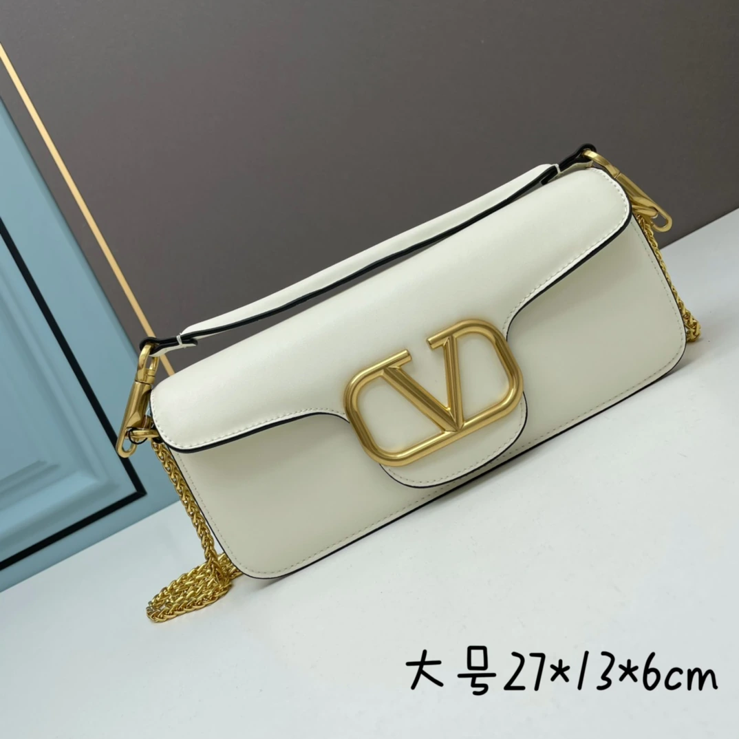 🌺新商品ロット19220🌺 ヴァレンティノ 2022年早春コレクション# クラシックなバッグがアップデートされ、ストリートの注目の的。 ボディとストラップには象徴的なスタッズがあしらわれ、新色も登場。無限のコーディネートの可能性が広がります! メタルチェーンと上質なレザーが織りなすユニークなダブルハンドルは、取り外してクラッチバッグとしても使用可能。多彩なス