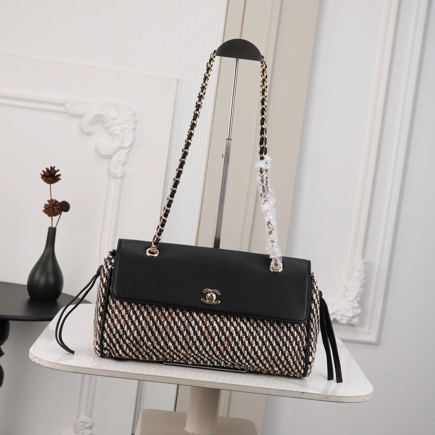 新作19200💰CHANEL|26aのチェーン付きバゲットバッグ、なかなか面白いね!||Chanel26aの今シーズンのバッグは本当に面白いですね🤔️ 特にこのミディアムサイズのバゲットバッグ🥖。ハンドルが調節可能なチェーンになり、🉑️手持ち🉑️クロスボディと使い分けられ、より洗練された高級感が加わりました。半透けの留め具がフラップタイプに変わって、中身が落