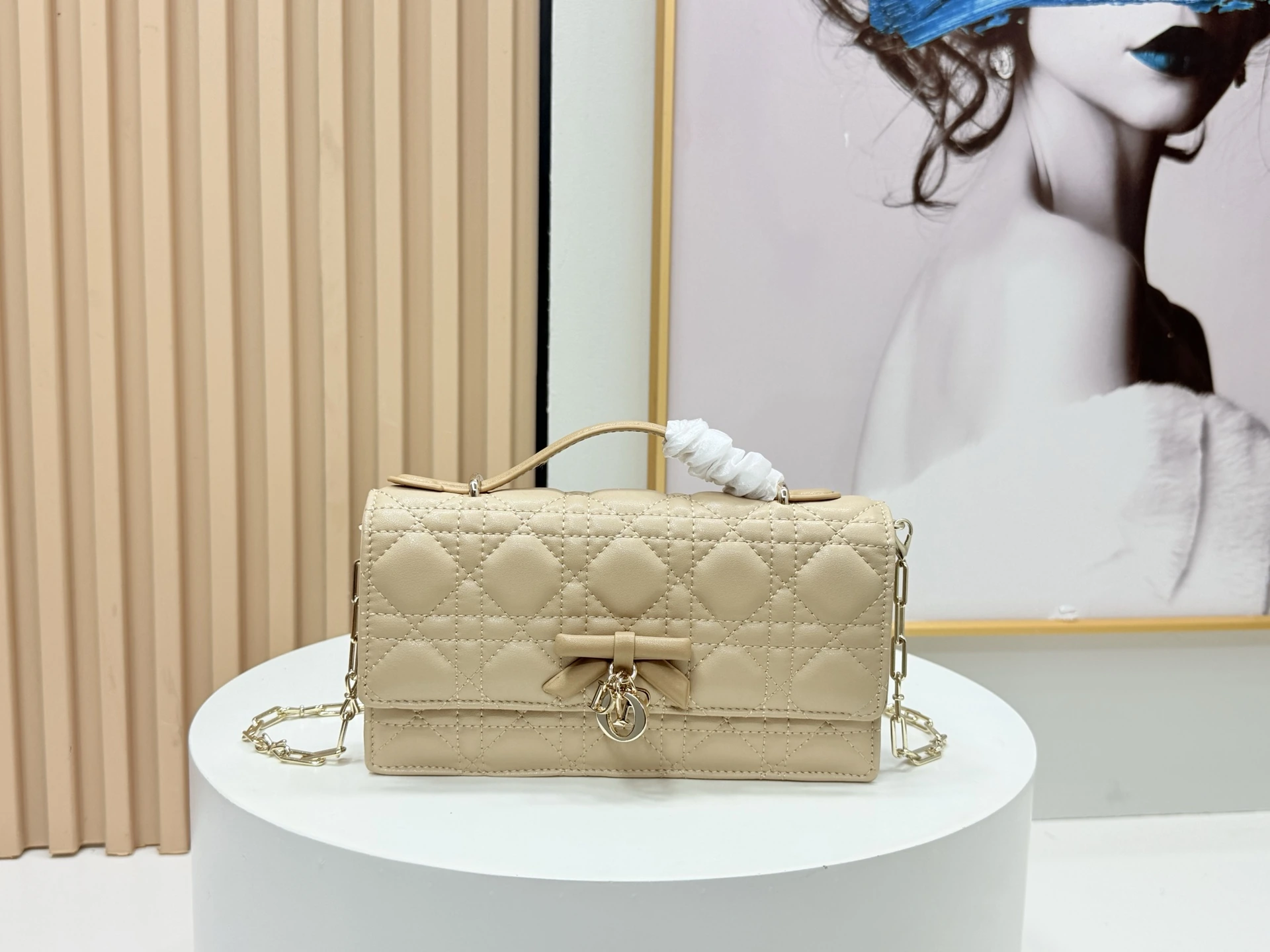 lady Dior リボン付きクロスボディバッグ 今シーズンの新作であるこのハンドバッグは、上部にハンドルが付いており、エレガントで実用的なデザインで、Lady Dior シリーズのラインナップをさらに充実させています。ラムレザーを丁寧に仕立て、ウィロー柄をあしらい、フラップデザインにD.I.O.R.のチャームを組み合わせることで、洗練された雰囲気を演出して
