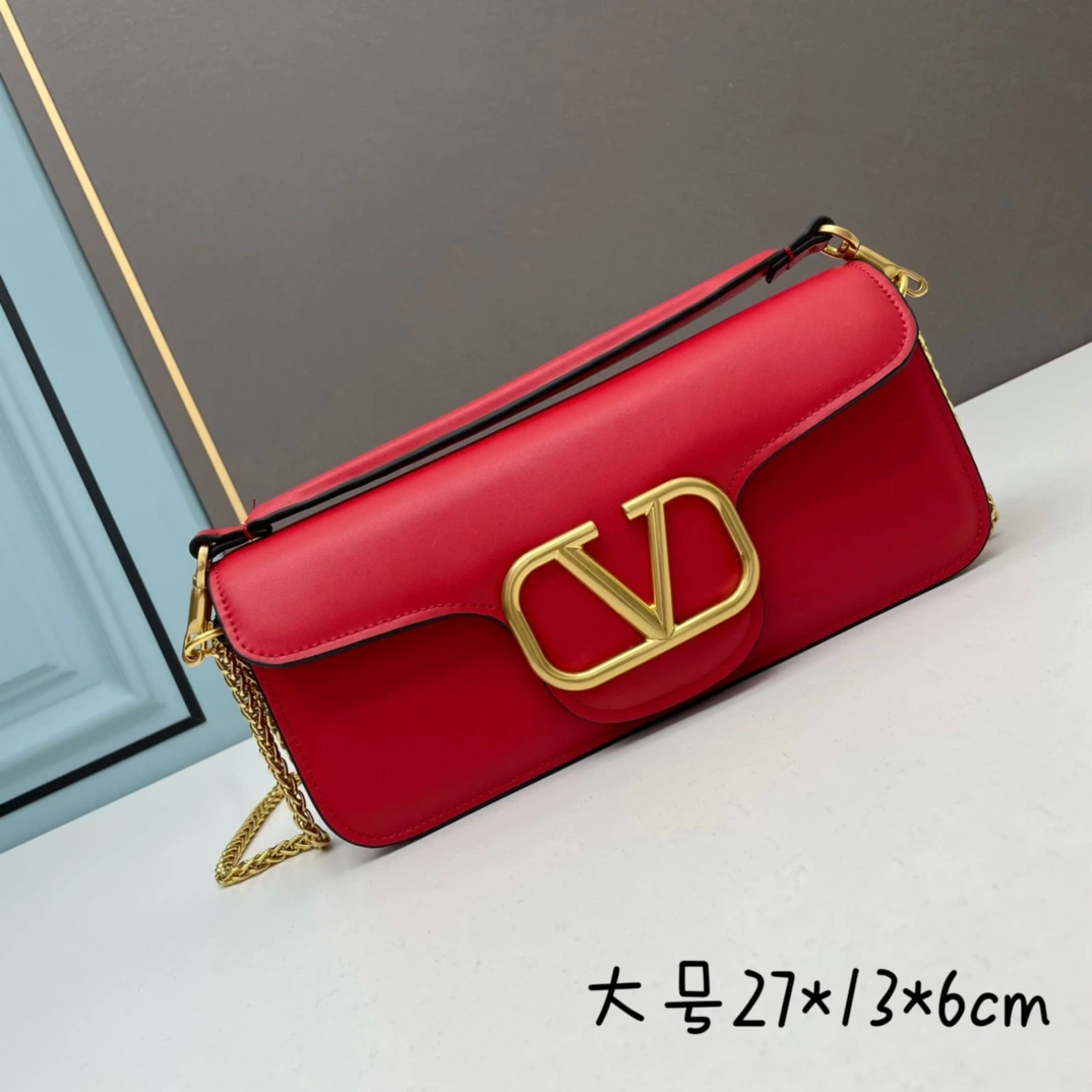 🌺新商品ロット19220🌺 ヴァレンティノ 2022年早春コレクション# クラシックなバッグがアップデートされ、ストリートの注目の的。 ボディとストラップには象徴的なスタッズがあしらわれ、新色も登場。無限のコーディネートの可能性が広がります! メタルチェーンと上質なレザーが織りなすユニークなダブルハンドルは、取り外してクラッチバッグとしても使用可能。多彩なス