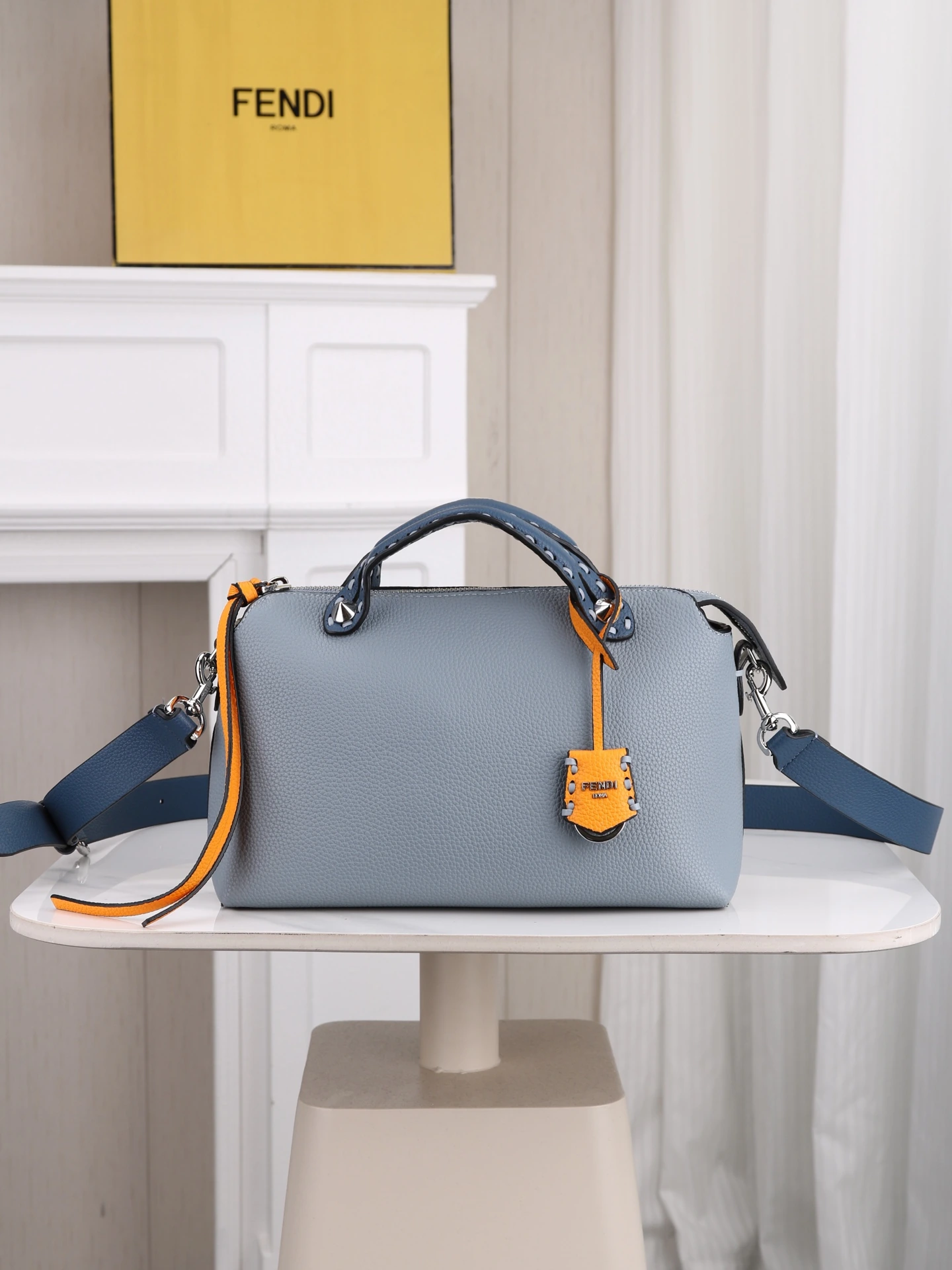モデル番号1119 FENDI^ 新品のボストンバッグ~ クラシックなモノグラム柄の生地とカーフレザーを組み合わせ、ダブルハンドルとチャーム付き。長さ調節・取り外し可能なショルダーストラップ、上部ファスナー開閉式。ファスナー付き仕切りにより、内部は2つのコンパートメントと2つのポケットに分かれています。 商品番号: サイズ:28/12/18cm88f