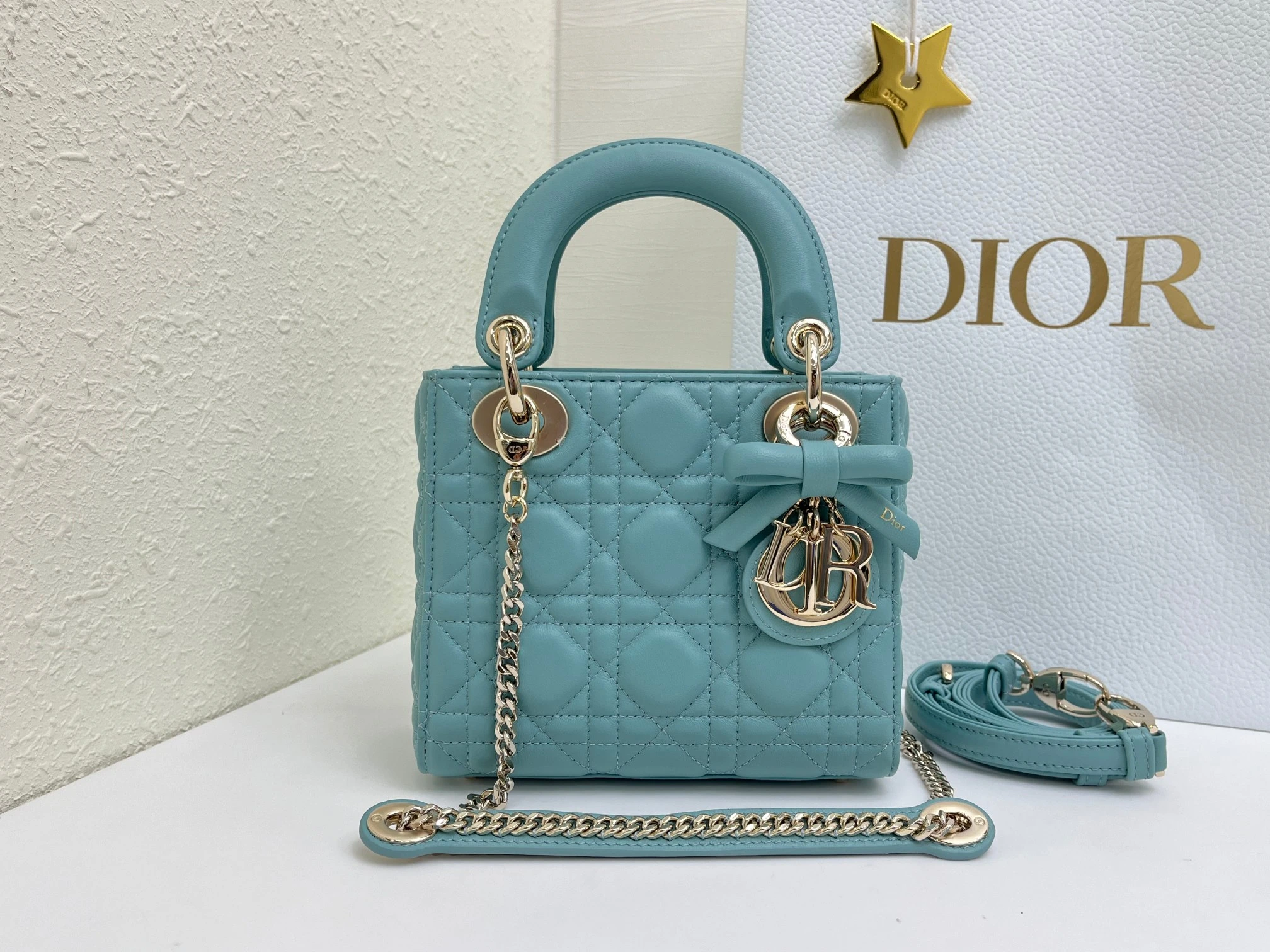 (アップグレード版 内側:羊の腱) バタフライ🦋フェスティバル❤️❤️Lady Dior 3つのコンパートメントを備えたブラックシープスキン製、シルバーバックルのクラシックなダイアナ・バッグは、Diorの優雅さと美しさに対する深い洞察を集約しています。丹精込めて製作され、ウィッカー柄のサテンステッチで目を引くキルティングディテールを施し、エレガントでクラシッ