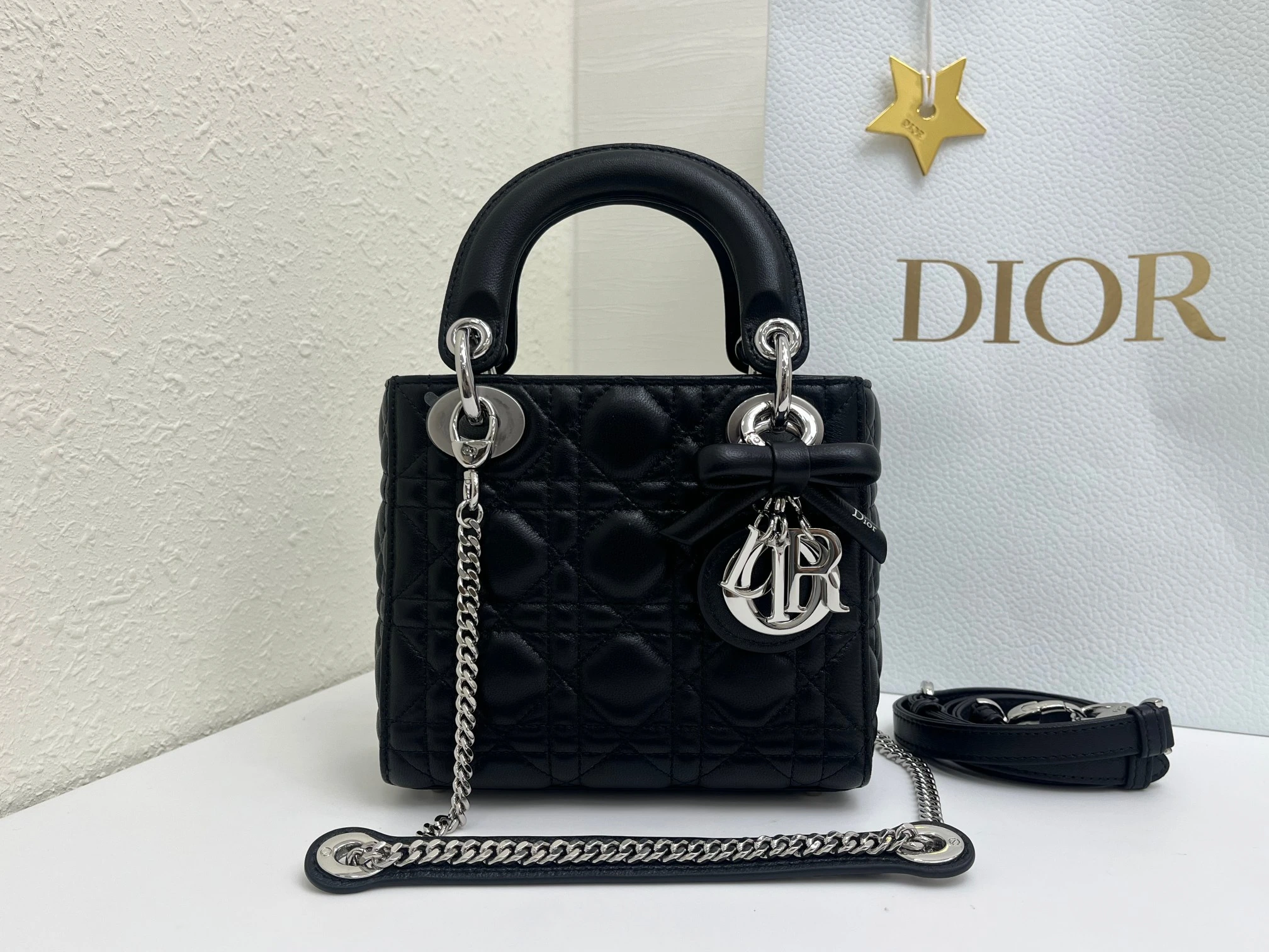 (アップグレード版 内側:羊の腱) バタフライ🦋フェスティバル❤️❤️Lady Dior 3つのコンパートメントを備えたブラックシープスキン製、シルバーバックルのクラシックなダイアナ・バッグは、Diorの優雅さと美しさに対する深い洞察を集約しています。丹精込めて製作され、ウィッカー柄のサテンステッチで目を引くキルティングディテールを施し、エレガントでクラシッ