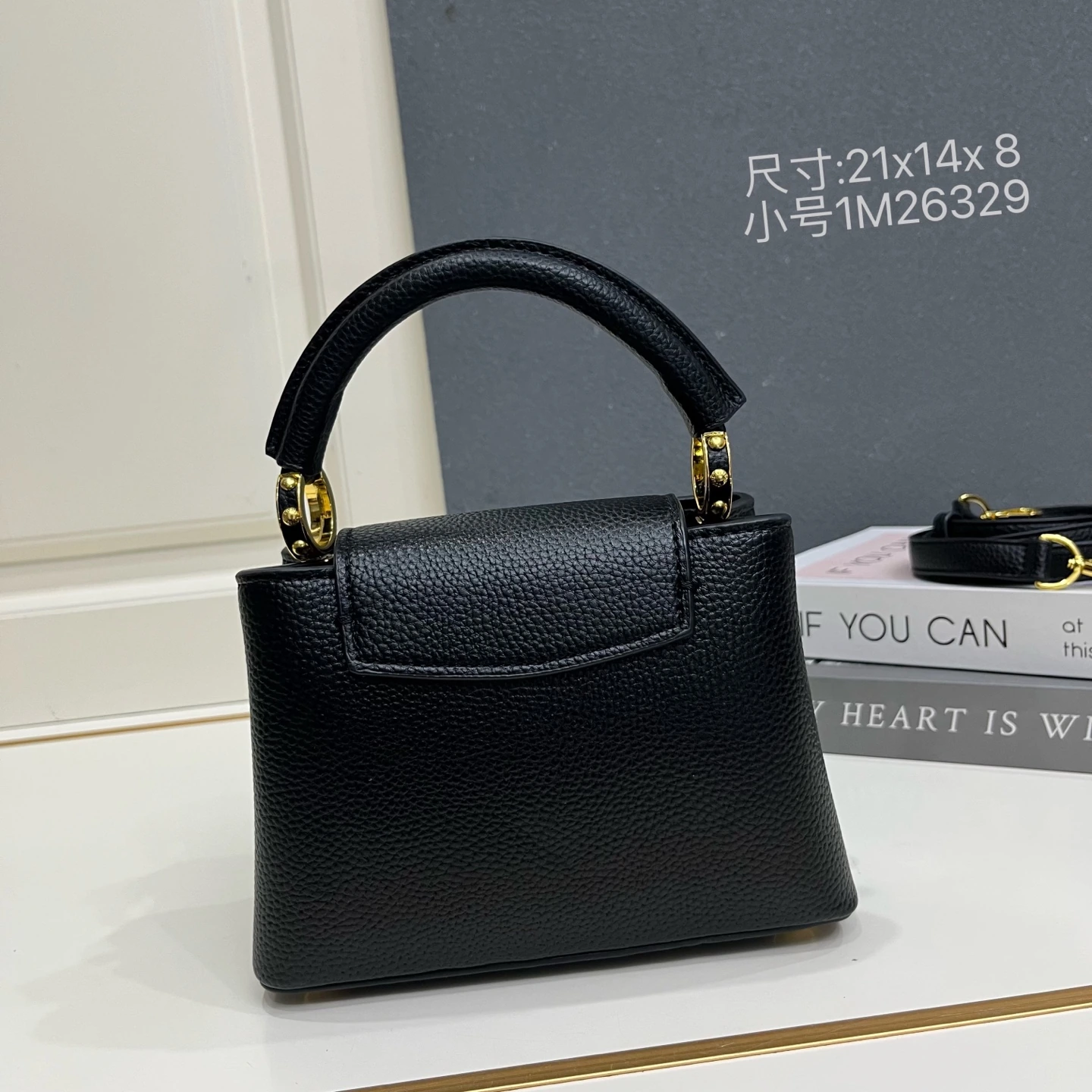 スモールサイズ。この LV 「ミラージュ」エディションの「カプシーヌ ナノ」ハンドバッグは、「エクセプショナルズ」コレクションに属し、サテン仕上げのタウリヨン牛革を使用しており、ディナーパーティーに最適な一品です。モノグラムの花柄がクリスタルのような輝きを放ち、メタル製の LV の文字がさらに華やかさを添えています。内側にはポケットと鏡が備わり、多彩な持ち方