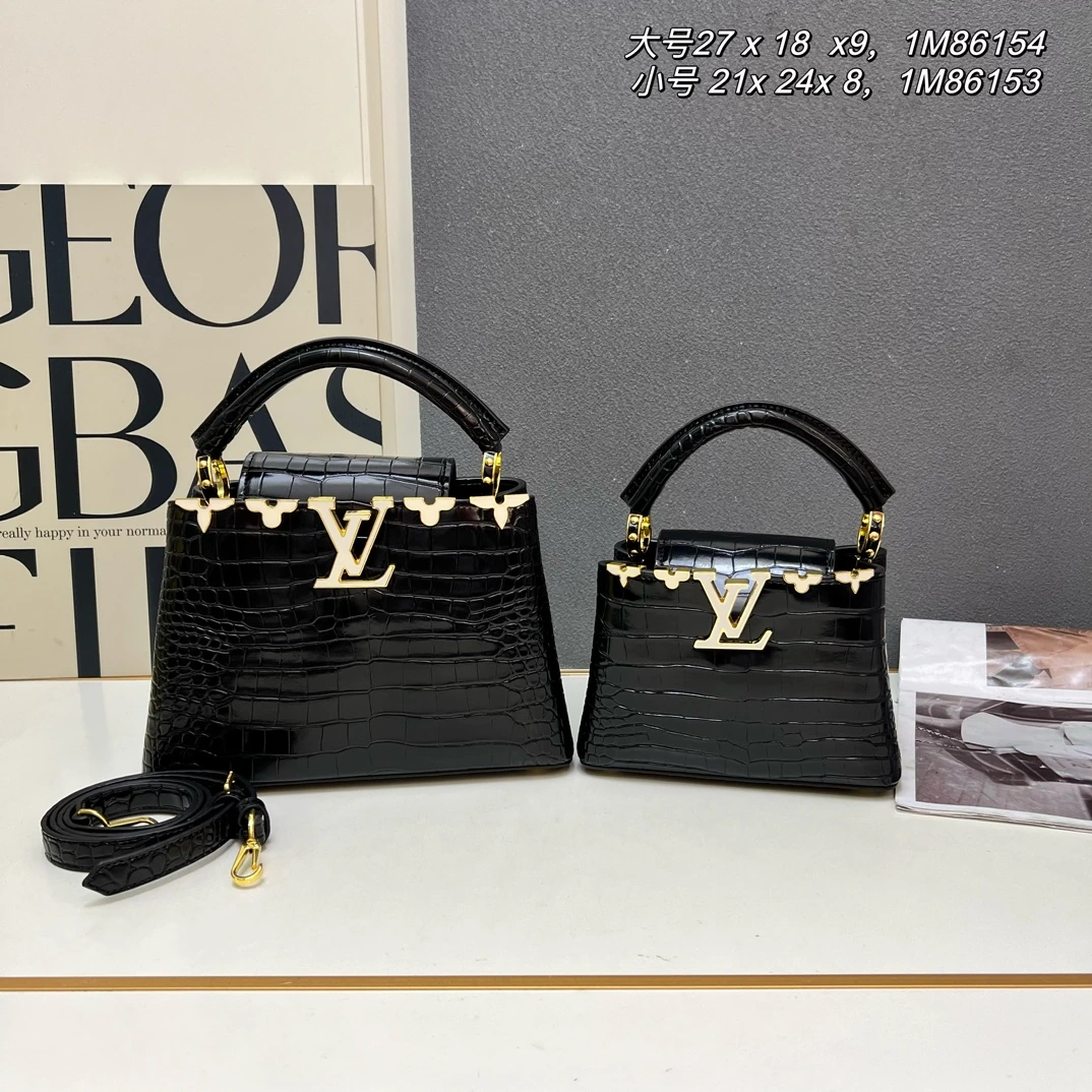/:260 この「カプシーヌ」BBハンドバッグは、モノグラムのクロコダイル柄と花柄を組み合わせ、LVの文字と編み込みチェーンがメタリックなエッジを添え、コントラストのあるレザーのトリミングがアクセントとなっています。フラップは外側に倒したり内側に折り込んだりすることができ、整然とした内側構造と多彩な持ち方が機能的なディテールを完成させています。 ラージサイズ