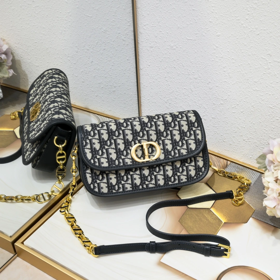 ボックス付き【品質】ディオール 豆腐バッグ Dior BOBBY 新作レトロバッグ。ヴィンテージ風の牛革の風合いと、しっかりとしたバッグ本体。アンティーク加工が施されたロック式金具がレトロ感を高め、摩耗しにくい仕様です。背面には「30 Montaigne」のエンボスロゴ入り。調節可能なCDエナメルコンビネーションチェーンがスタイルを引き立てます! モデル番号