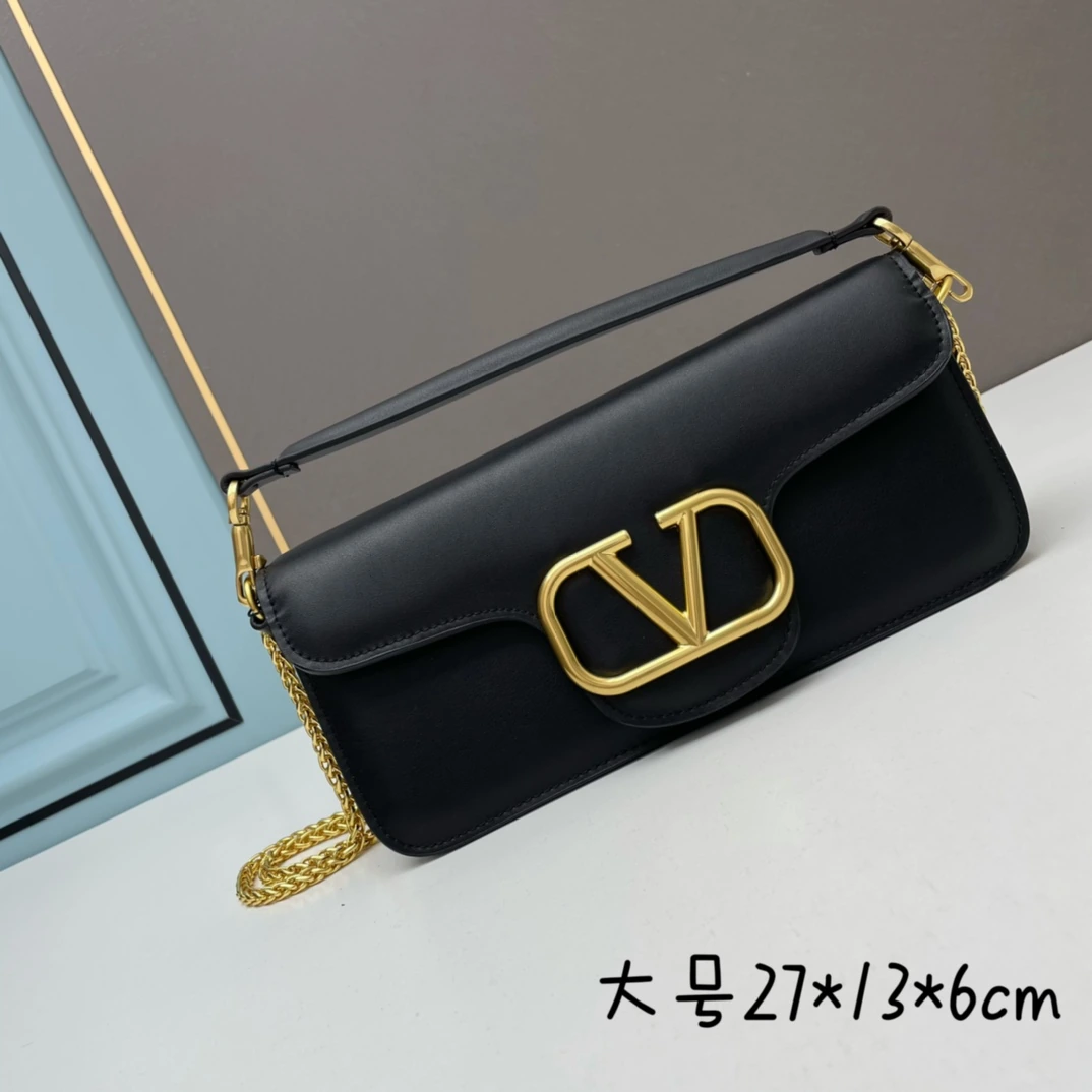 🌺新商品ロット19220🌺 ヴァレンティノ 2022年早春コレクション# クラシックなバッグがアップデートされ、ストリートの注目の的。 ボディとストラップには象徴的なスタッズがあしらわれ、新色も登場。無限のコーディネートの可能性が広がります! メタルチェーンと上質なレザーが織りなすユニークなダブルハンドルは、取り外してクラッチバッグとしても使用可能。多彩なス