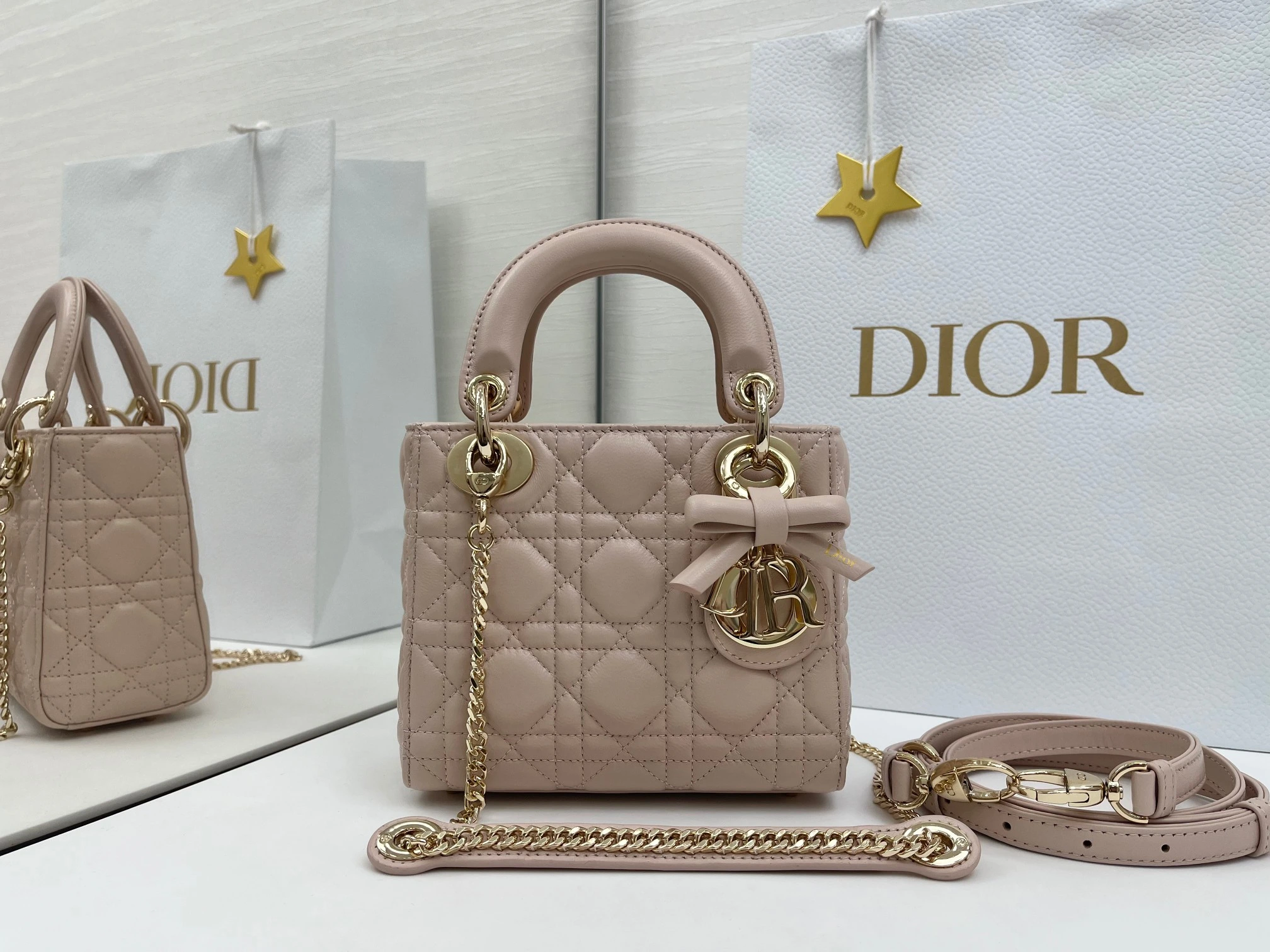 (アップグレード版 内側:羊の腱) バタフライ🦋フェスティバル❤️❤️Lady Dior 3つのコンパートメントを備えたブラックシープスキン製、シルバーの金具をあしらったクラシックなダイアナ・バッグは、Diorの優雅さと美しさに対する深い洞察を体現しています。丹精込めて製作され、ウィッカー柄のサテンステッチで目を引くキルティングディテールを施した、上品でクラ