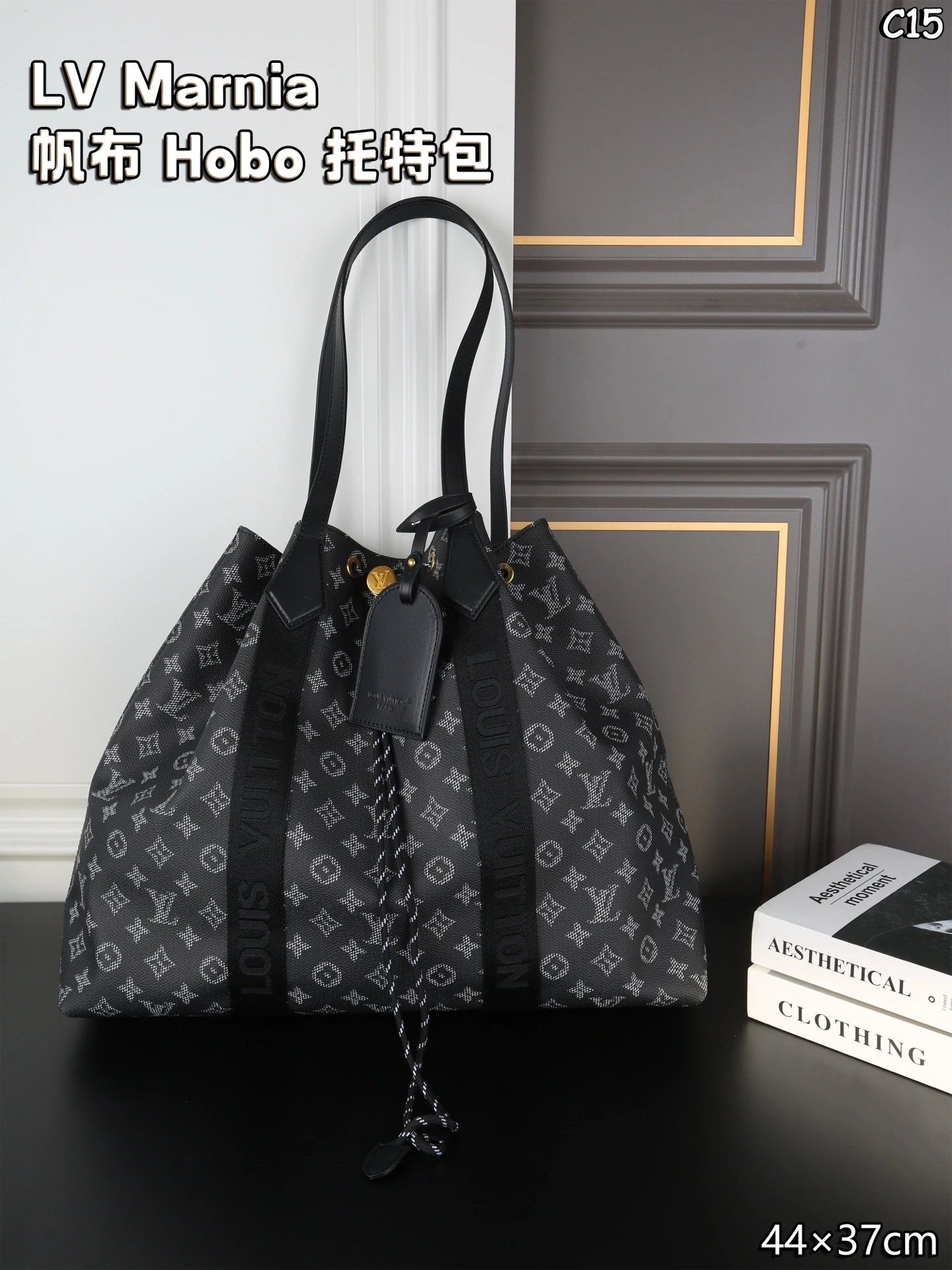 LV Marnia キャンバス ホーボー トートバッグ ショッピングバッグ ハンドバッグ 実はホワイトデニムはトートバッグに分類されますが、片肩にかけるスタイルが大きなホーボーバッグにとても似ています。特にこの手のバッグは中が見えやすいデザインになっているため、そのため、このホワイトデニムに英国風の赤と青のストライプ柄+mini LV ロゴの組み合わせは、本