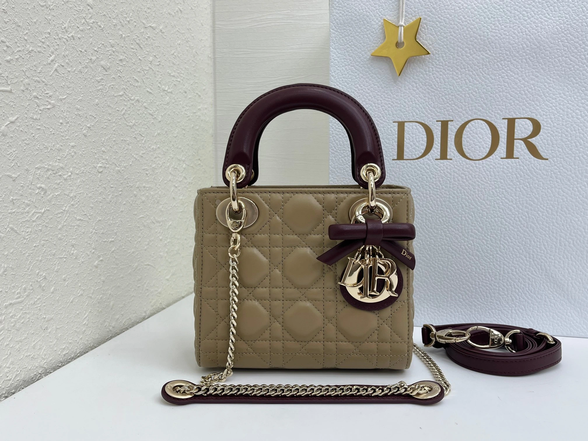 (アップグレード版 内側:羊の腱) バタフライ🦋フェスティバル❤️❤️Lady Dior 3つのコンパートメントを備えたブラックシープスキン製、シルバーの金具をあしらったクラシックなダイアナ・バッグは、Diorの優雅さと美しさに対する深い洞察を体現しています。丹精込めて製作され、ウィッカー柄のサテンステッチで目を引くキルティングディテールを施した、上品でクラ