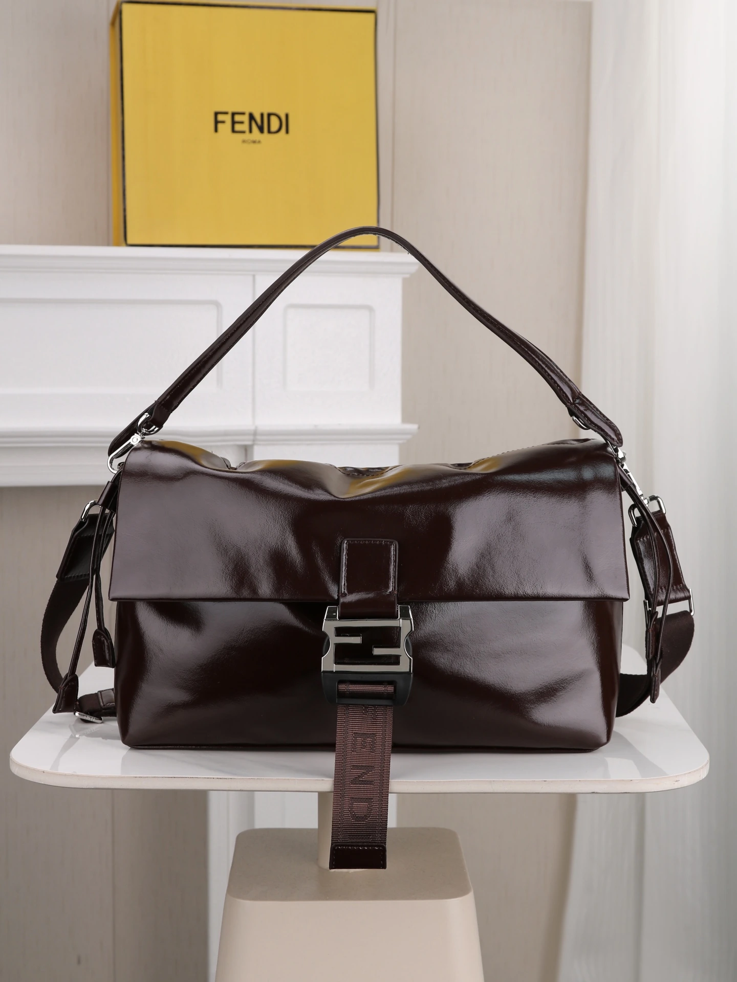 モデル1122 折りたたみボックス付き フェンディFendi Flux メッセンジャーバッグ 🖤Fendi Flux メッセンジャーバッグは、シンプルで洗練されたデザインに、象徴的なメタル製の「F」バックルが組み合わさり、非常に高い認知度を誇ります✨。ドローコードとフラップのダブル開閉で、安全かつ便利です。ショルダーストラップは長さ調節が可能で、手持ち、
