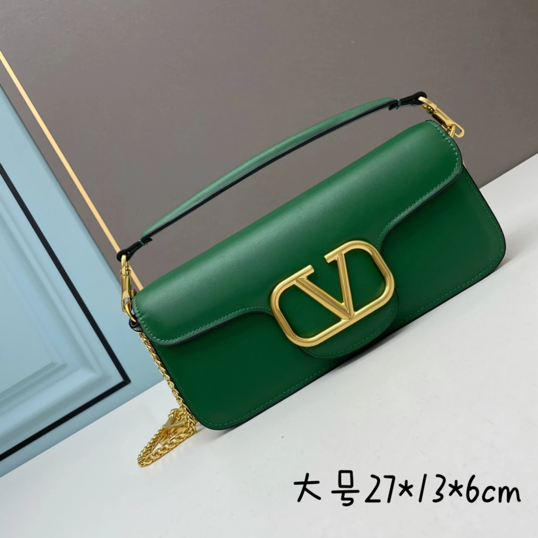 🌺新商品ロット19220🌺 ヴァレンティノ 2022年早春コレクション# クラシックなバッグがアップデートされ、ストリートの注目の的。 ボディとストラップには象徴的なスタッズがあしらわれ、新色も登場。無限のコーディネートが可能に! メタルチェーンと上質なレザーが織りなすユニークなダブルハンドルは、取り外してクラッチバッグとしても使用可能。多彩なスタイリングで