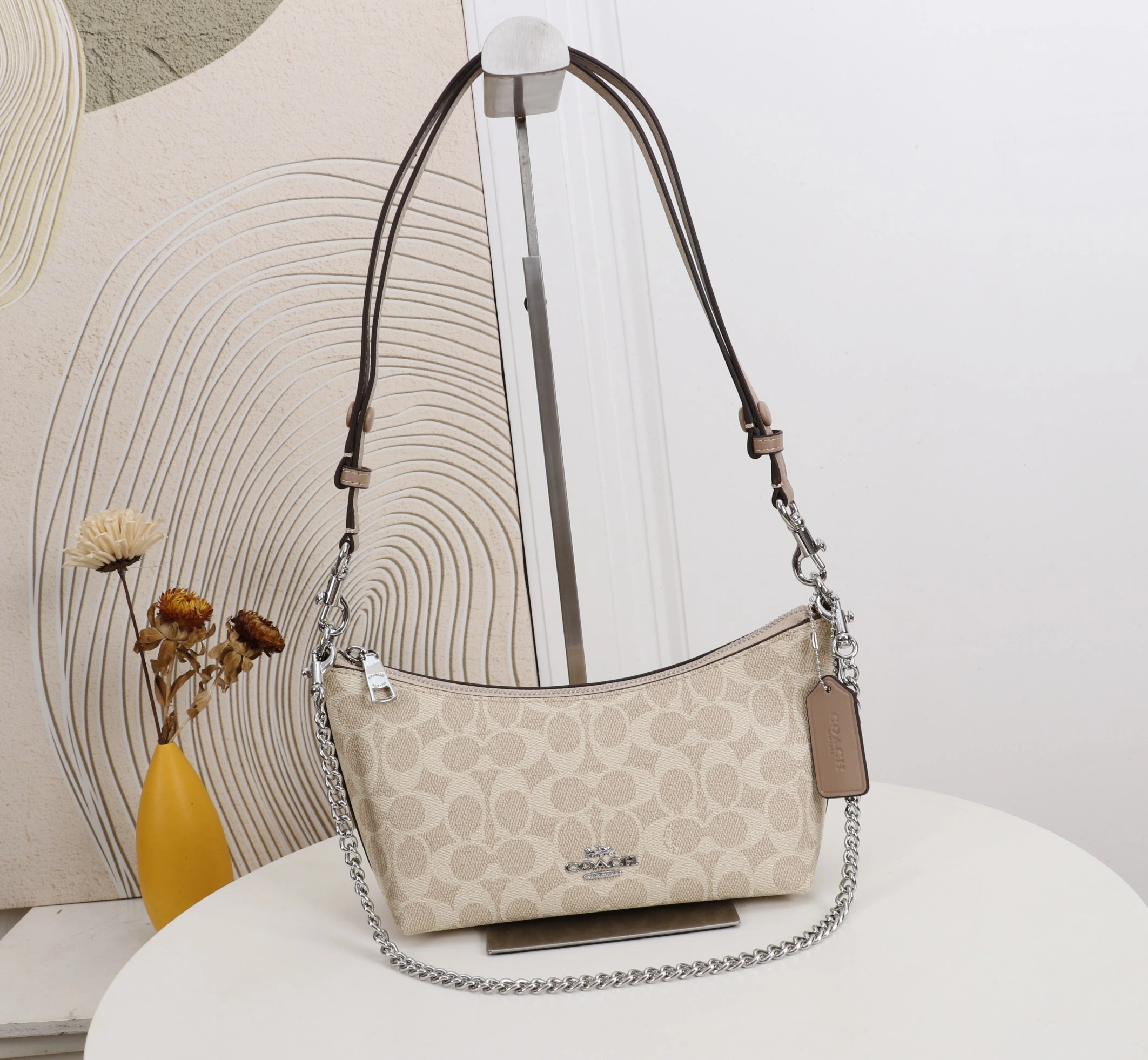 Coach カイトリン(Caitlin)24号シリーズ ショルダーバッグ。小さなチェーンストラップ付きで、手持ちや脇に挟んで持ち運ぶことも可能です。型番:CDZ88 サイズ:24×13×9cm