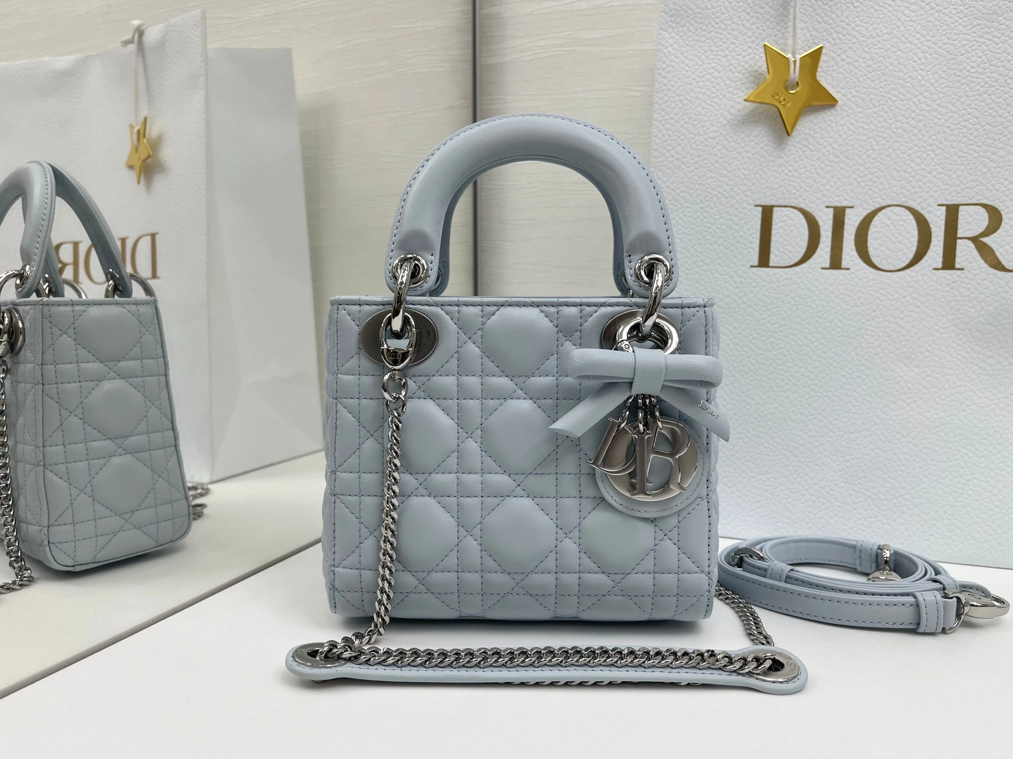 (アップグレード版 内側:羊の腱) バタフライ🦋フェスティバル❤️❤️Lady Dior 3つのコンパートメントを備えたブラックシープスキン製、シルバーの金具をあしらったクラシックなダイアナ・バッグは、Diorの優雅さと美しさに対する深い洞察を体現しています。丹精込めて製作され、ウィッカー柄のサテンステッチで目を引くキルティングディテールを施した、上品でクラ
