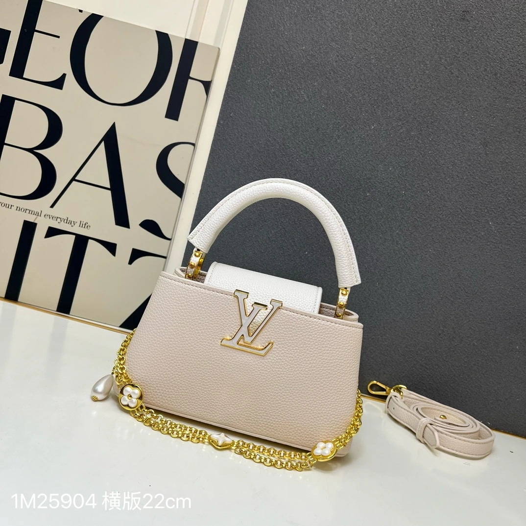 1M25904 カプシーヌ・イーストウェスト ミニバッグは、バロック様式のジュエリーからインスピレーションを得て、チェーンに貝殻をモチーフにしたモノグラムの花柄をあしらい、新シーズンの「デイドリーム」コレクションの活気あふれるスタイルを際立たせています。タウリヨン牛革が繊細なフォルムを形作り、フラップは外側に開くことも、内側に折り込むことも可能です。取り外し