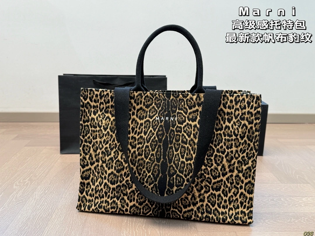 マルニ(Marni)のトートバッグ 最新モデルのキャンバス製ヒョウ柄。ヒョウ柄は常にファッション界の代名詞であり、これを持てばたちまちおしゃれな人に。収納力抜群。サイズ:45×31