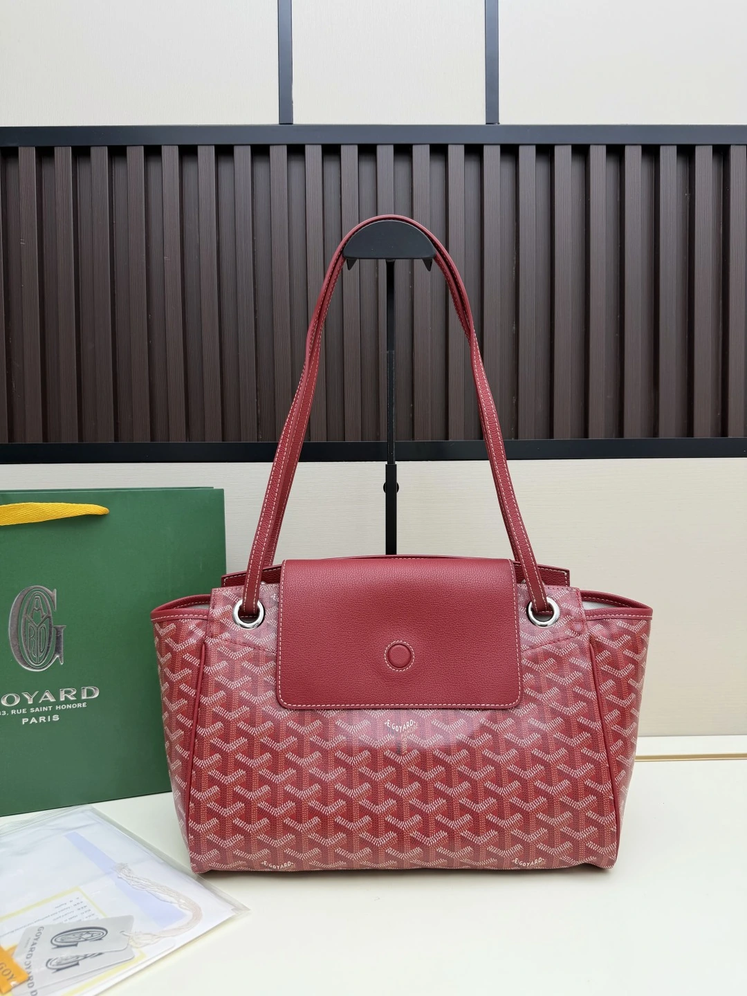 「Rouette bag(ルーエット・バッグ)」は、Goyar(ゴヤール)のモジュラーコンセプトを体現したバッグです。固定式のスライドショルダーストラップ、折りたたみ式のサイドパネル、マグネット式のレザーフラップを採用することで、22通りの異なる持ち方を可能にしています。そのため、あらゆるスタイルやニーズに応え、いつでも自由にスタイリングを変えることができま